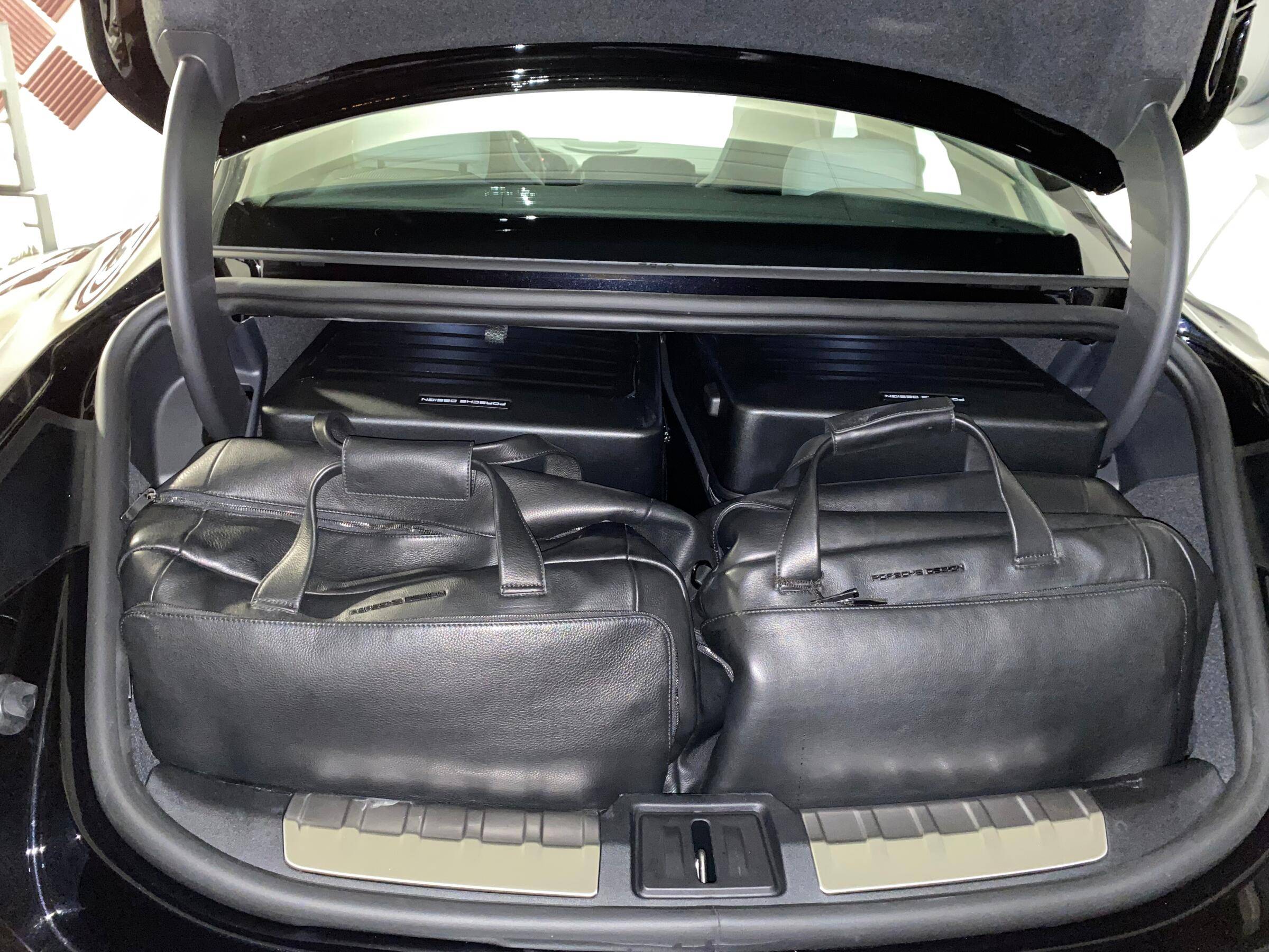 Porsche Taycan Travel suitcase set tailored for the Taycan trunk2