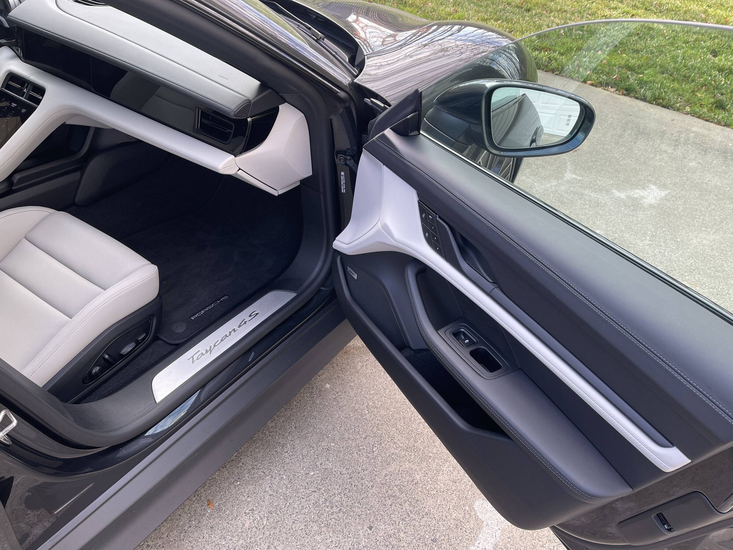 Porsche Taycan Volcanic grey with chalk interior? IMG_0581.JPG