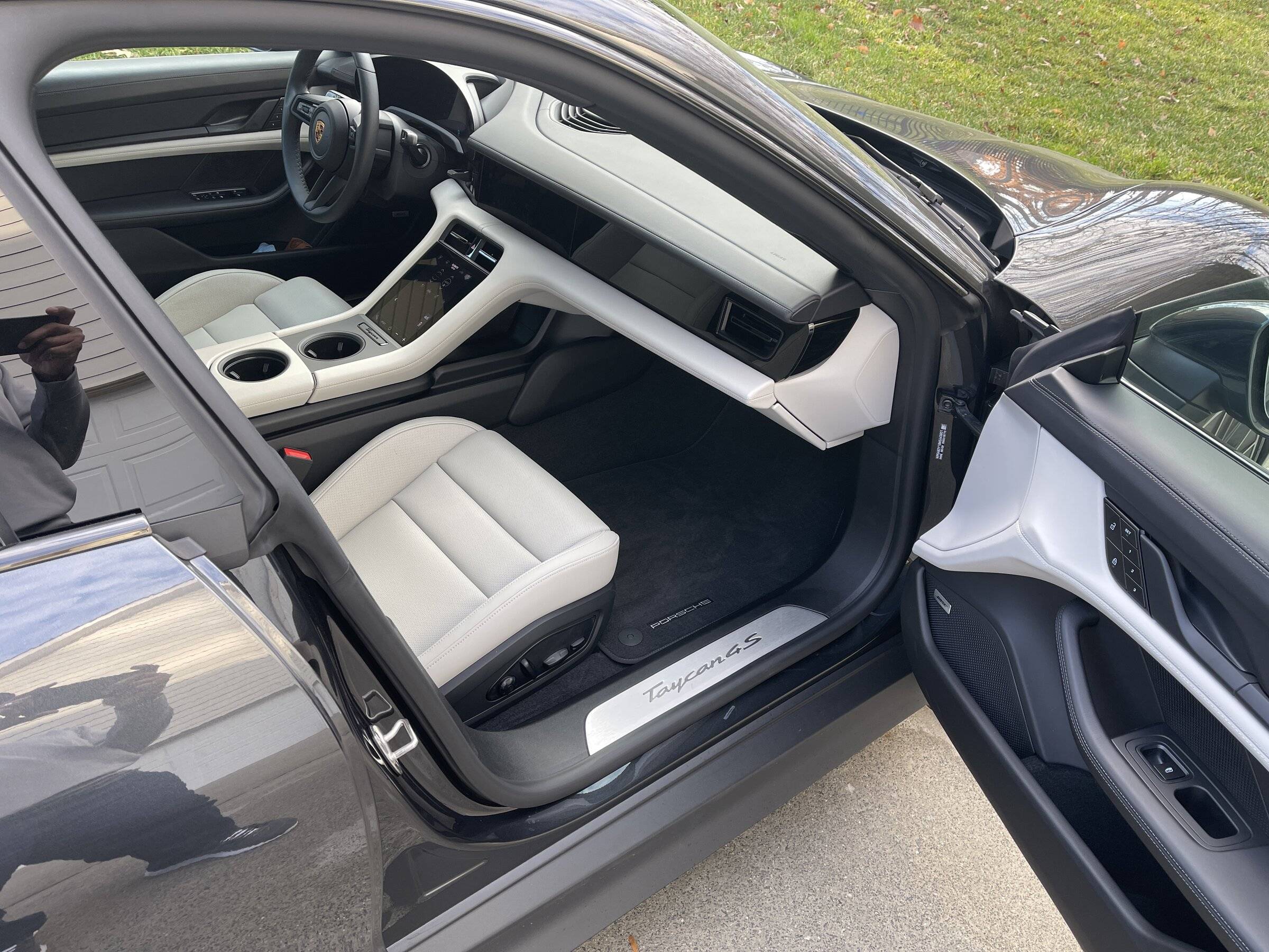 Porsche Taycan Volcanic grey with chalk interior? IMG_0580.JPG