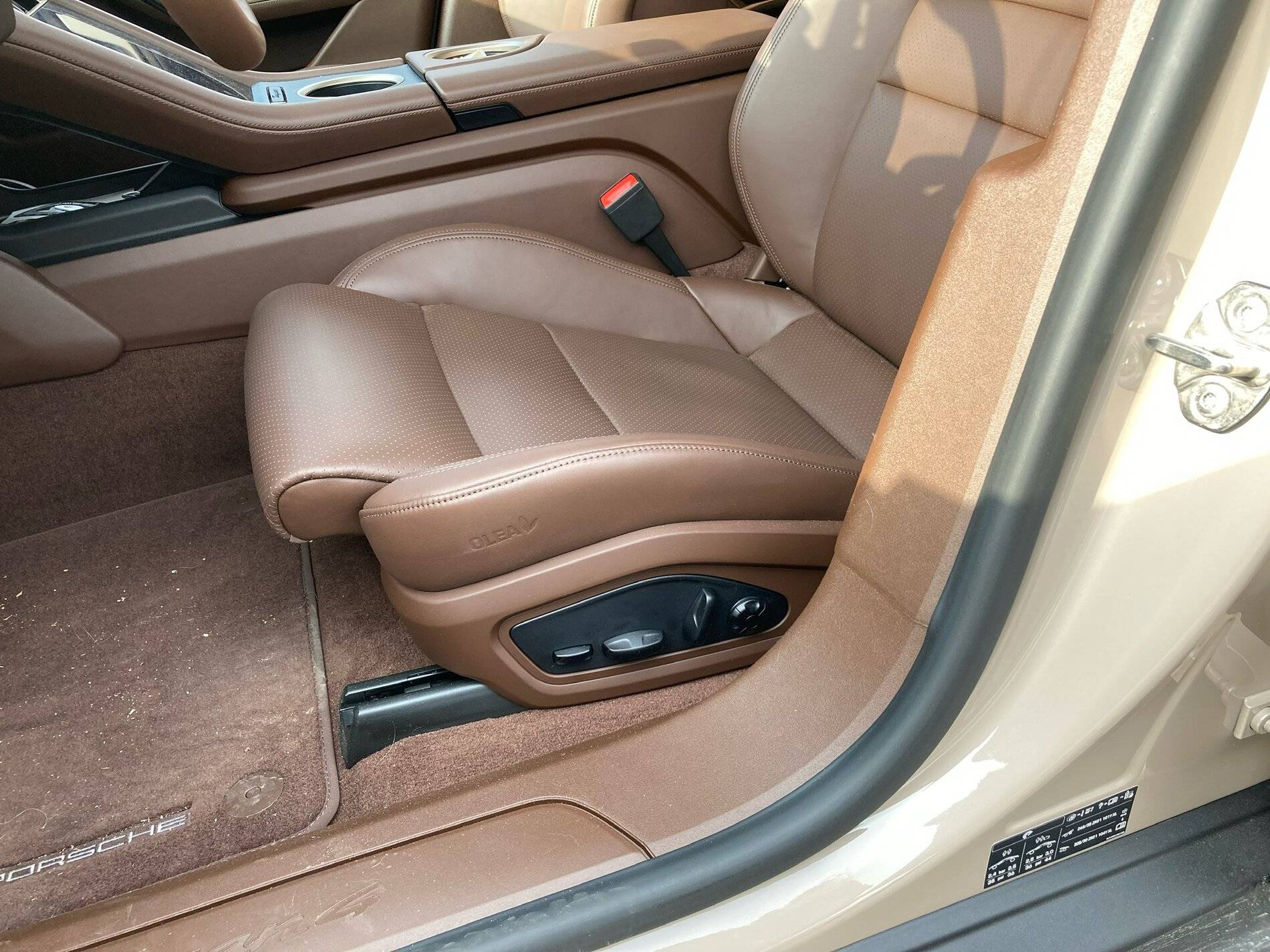 Porsche Taycan Cannot decide on color/interior 1D9BDDE4-F67D-44A8-95CC-0414E4236B69
