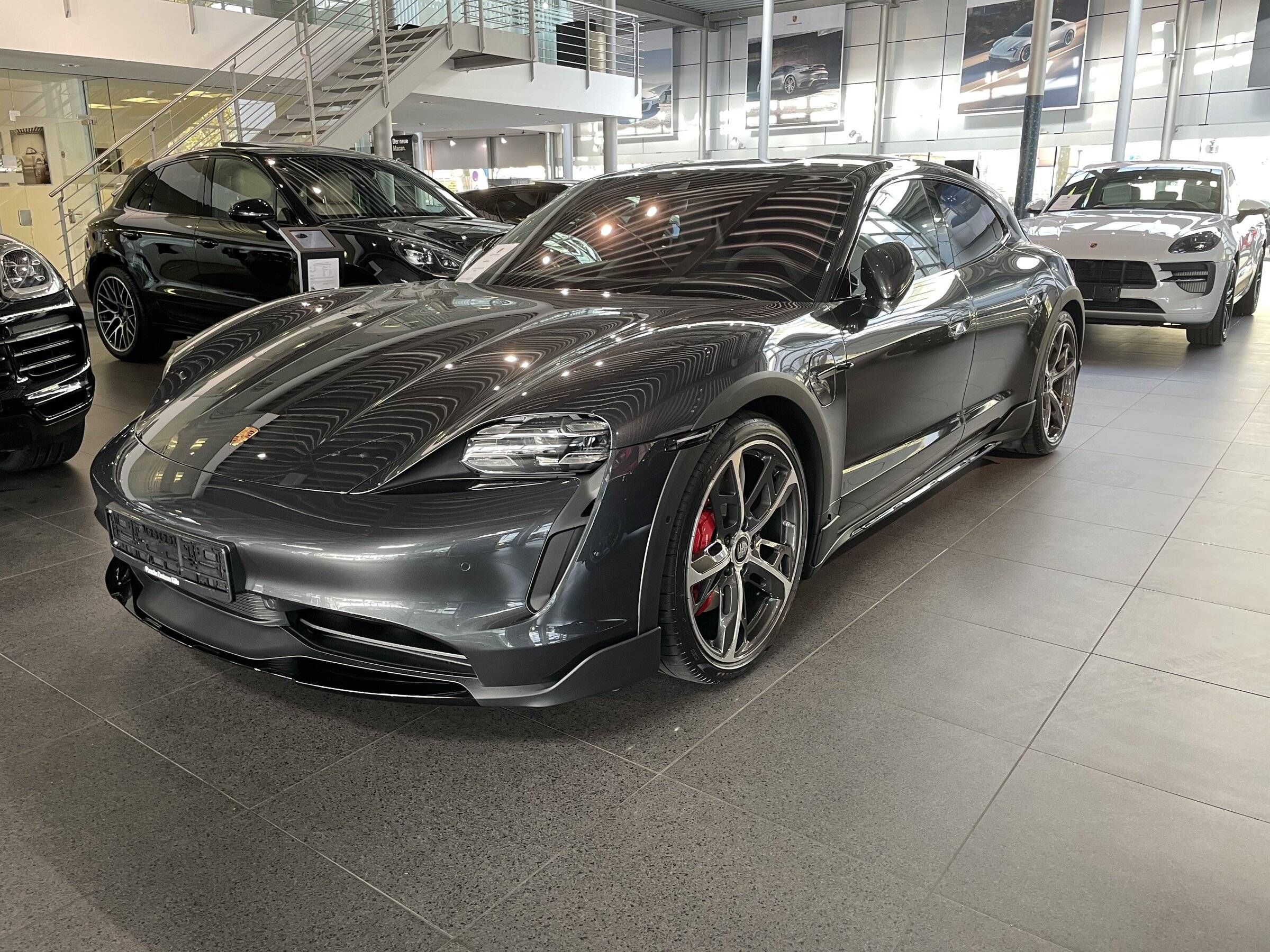 Porsche Taycan VOLCANO GREY Taycan Club 90B92187-E80B-4DF0-A632-24FDE6651CEB