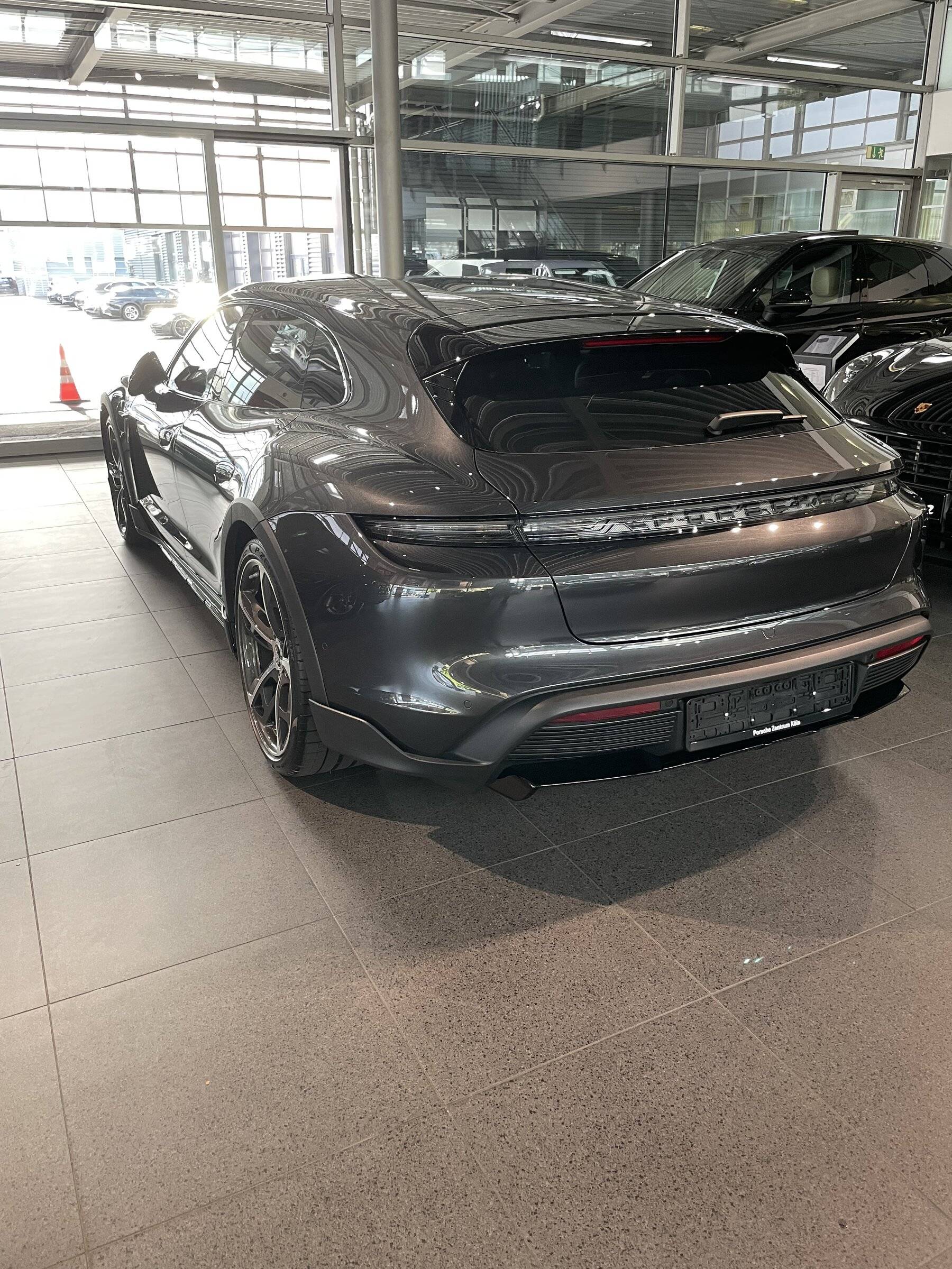 Porsche Taycan VOLCANO GREY Taycan Club BBE3383A-2A46-48D0-BBE4-DC6671A128C6