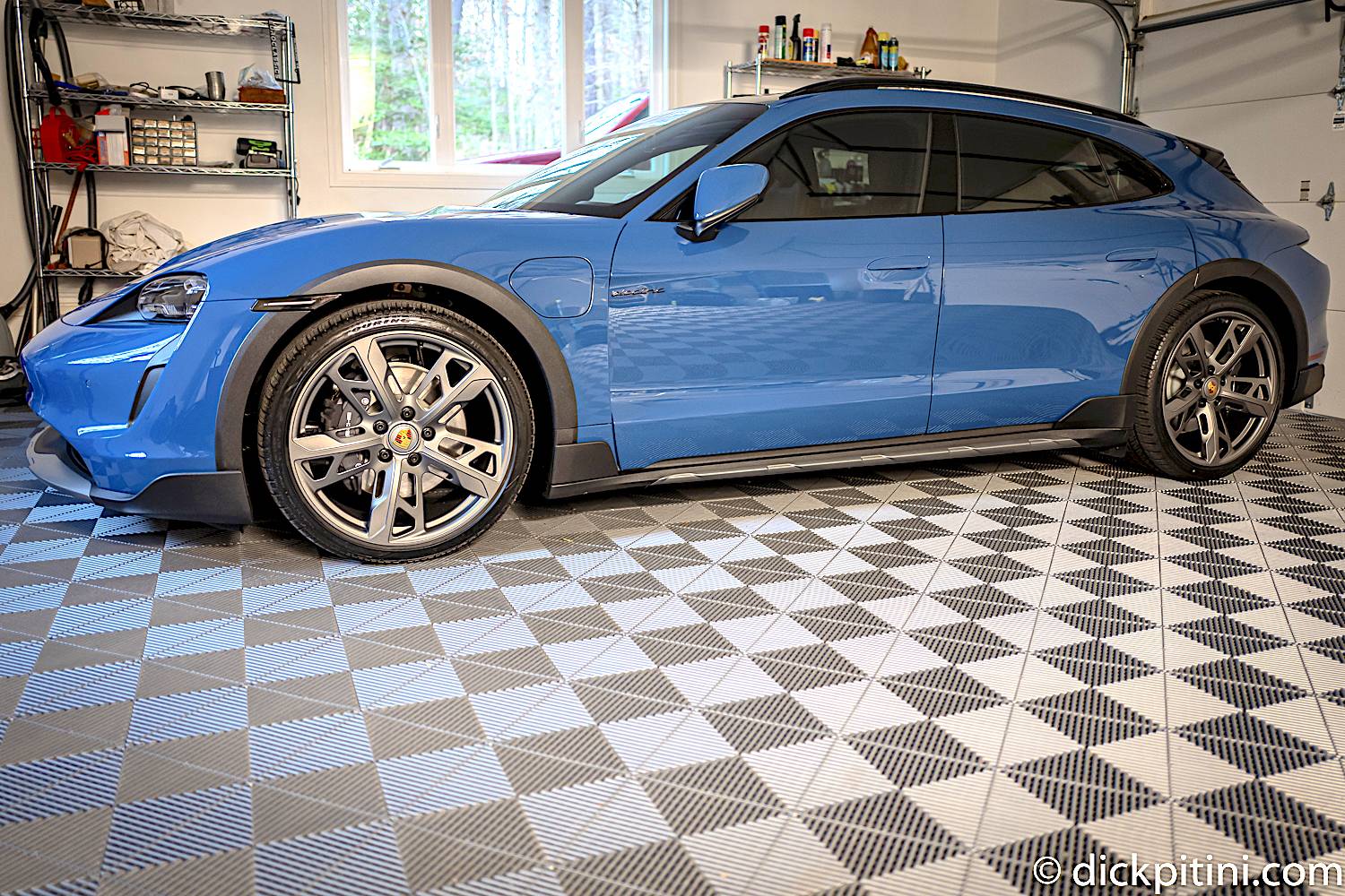 Porsche Taycan GTS Sport Turismo color ? L1010353-2