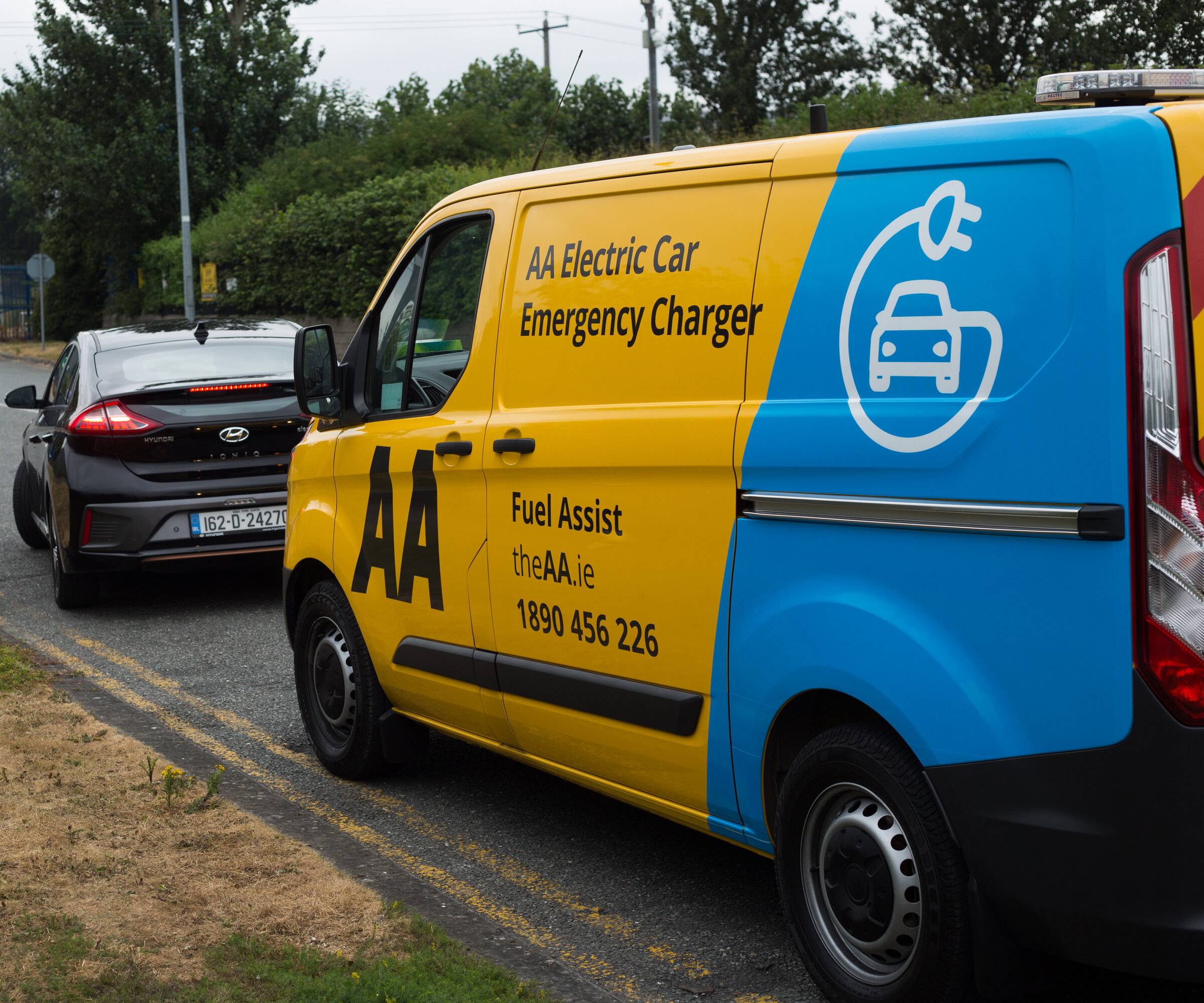 Porsche Taycan What happens if you run out of charge while on the road? 475A3123