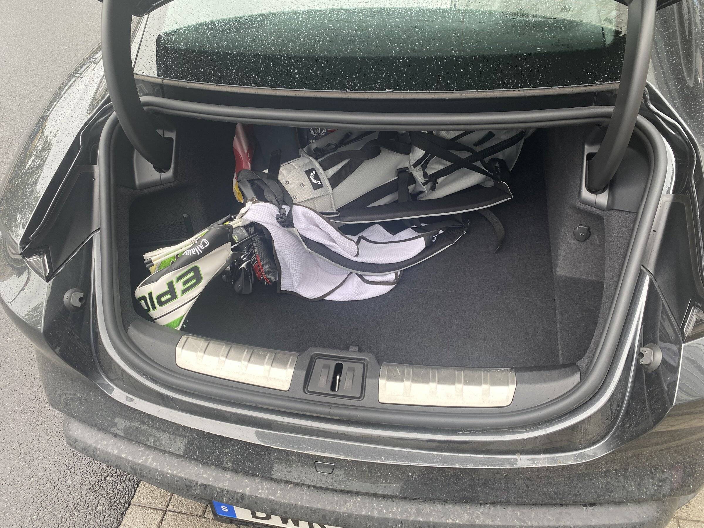 Porsche Taycan Taycan & Golf Clubs 21E4A0D5-77FE-4381-932D-8C338DD6042B