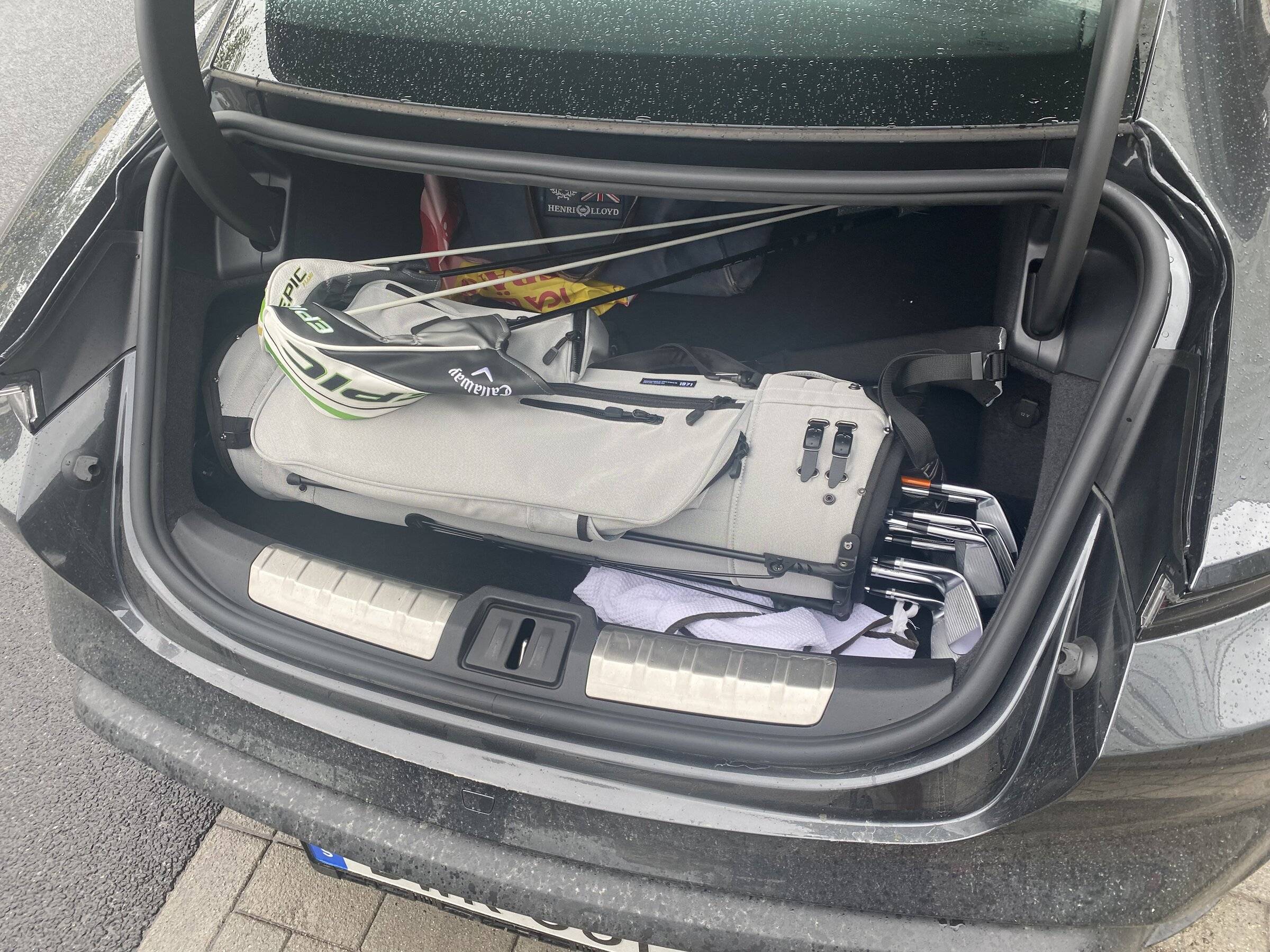 Porsche Taycan Taycan & Golf Clubs 200CA126-42E8-41FE-8B97-D01D67F3E1F5