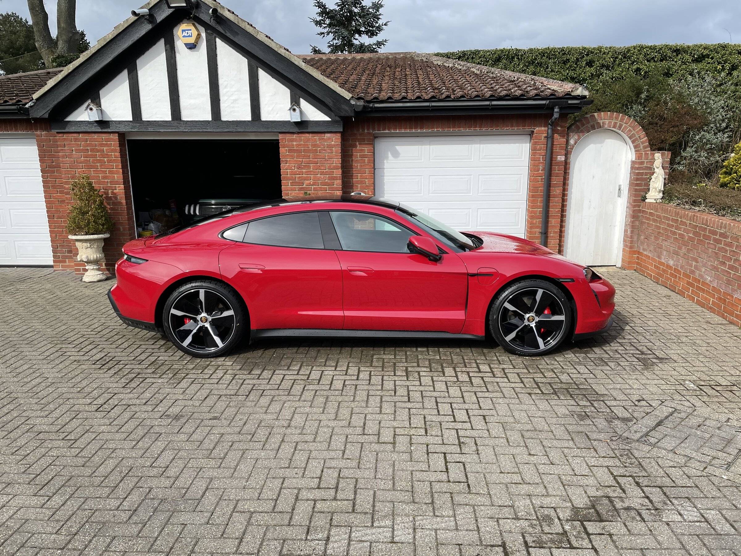 Porsche Taycan CARMINE RED Taycan Club 632F88FE-B6DB-447E-BDA8-6FDC49C7DB62