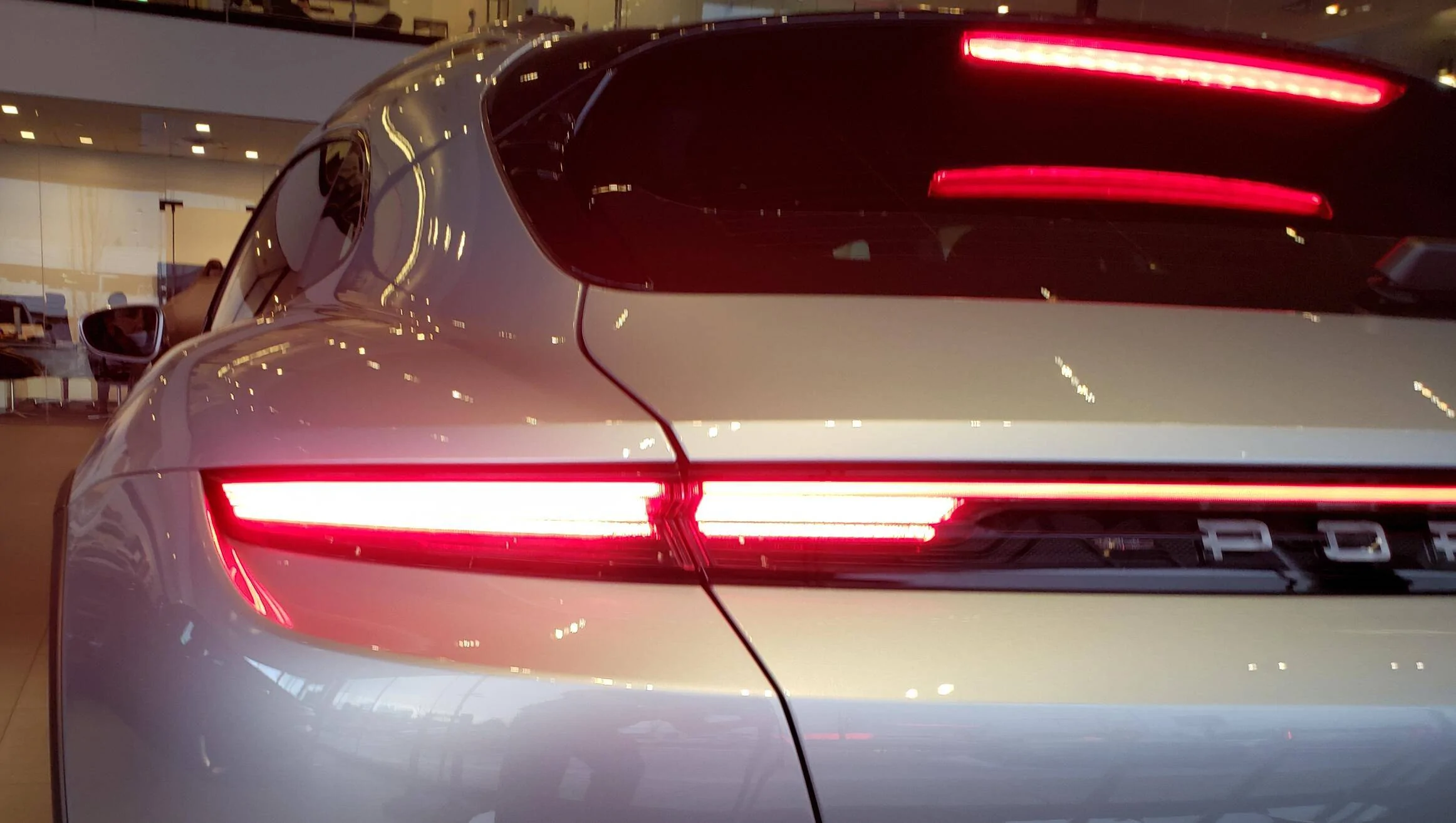 Porsche Taycan Rear lights color in USA 1641292091368