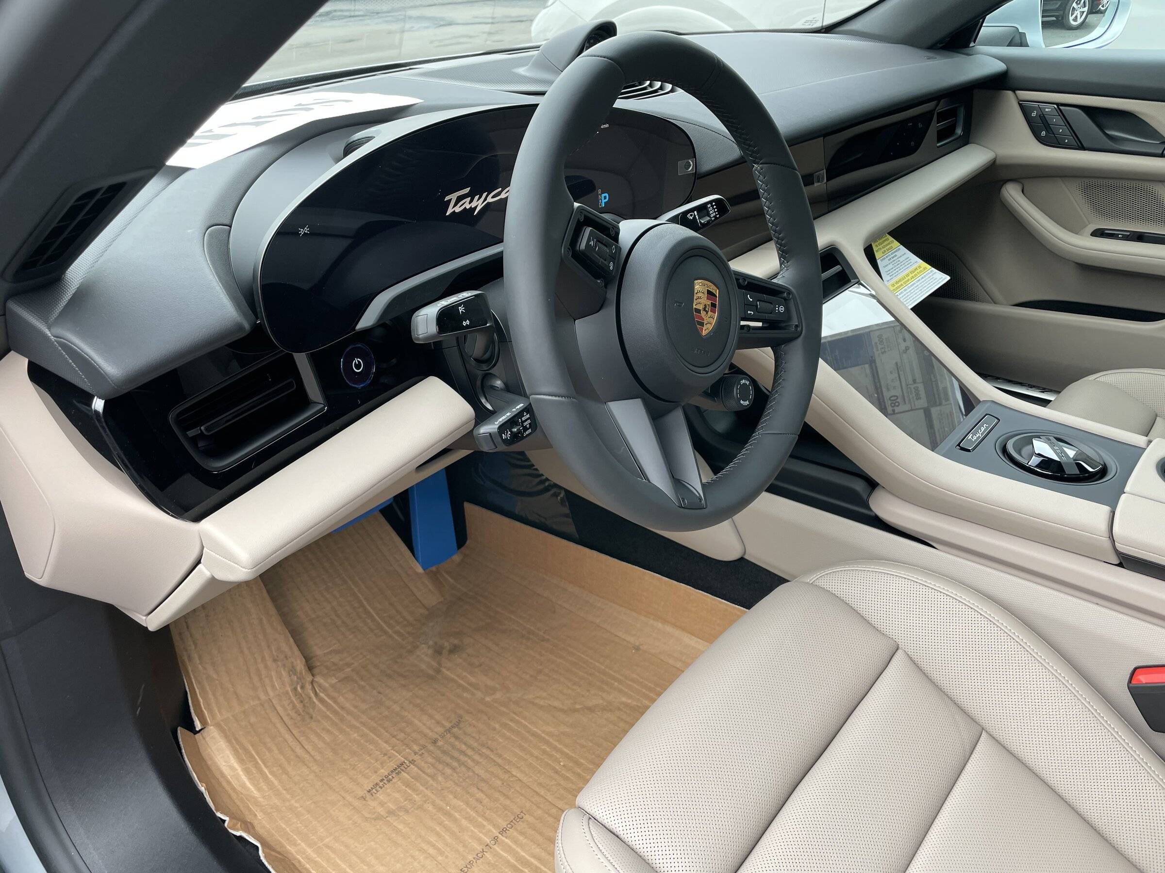 Porsche Taycan Glovis Supreme left Emden 037A98DC-A4DC-41E8-9DA7-B27BBA750CA1