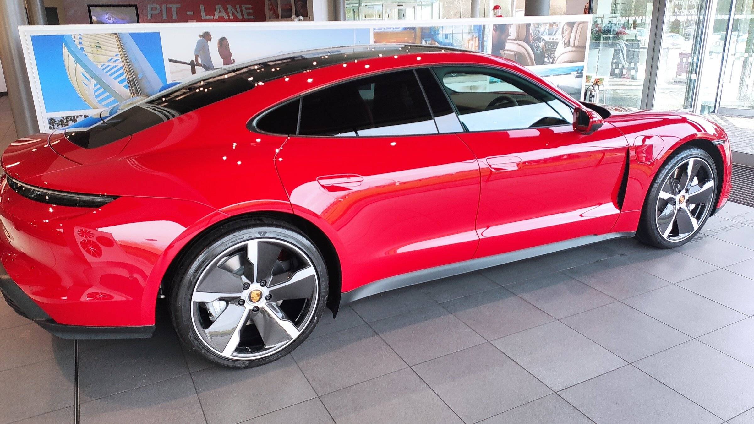 Porsche Taycan CARMINE RED Taycan Club 33F2729C-860A-4D21-8736-31779D80979E