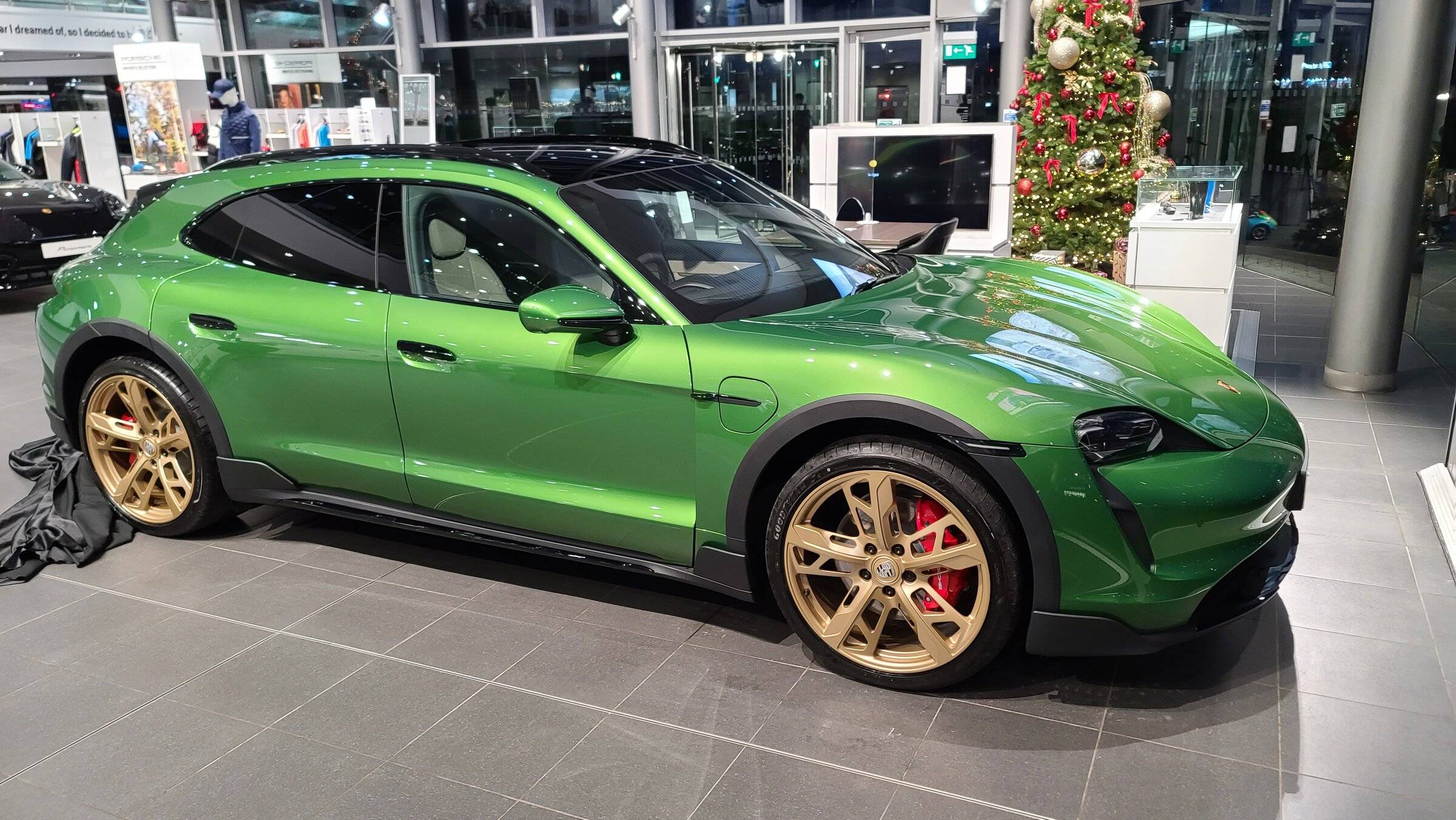 Porsche Taycan With or without gloss black handles? (On this spec specifically) 20211230_162950