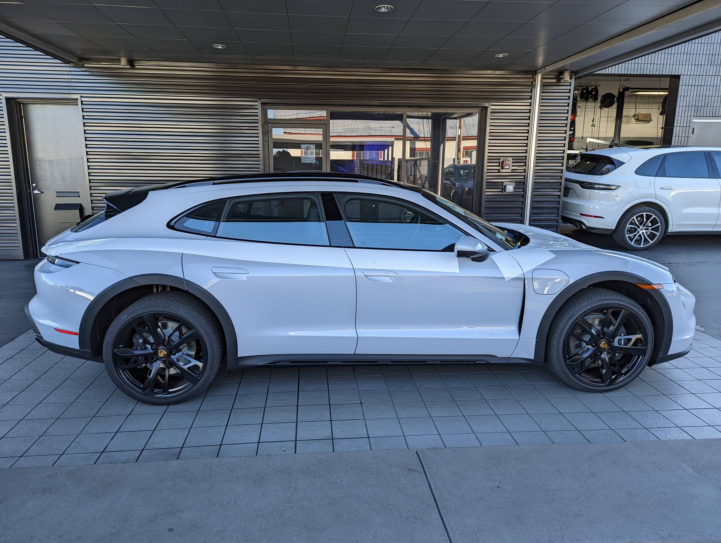 Porsche Taycan Glovis Supreme left Emden Taycan_CT4
