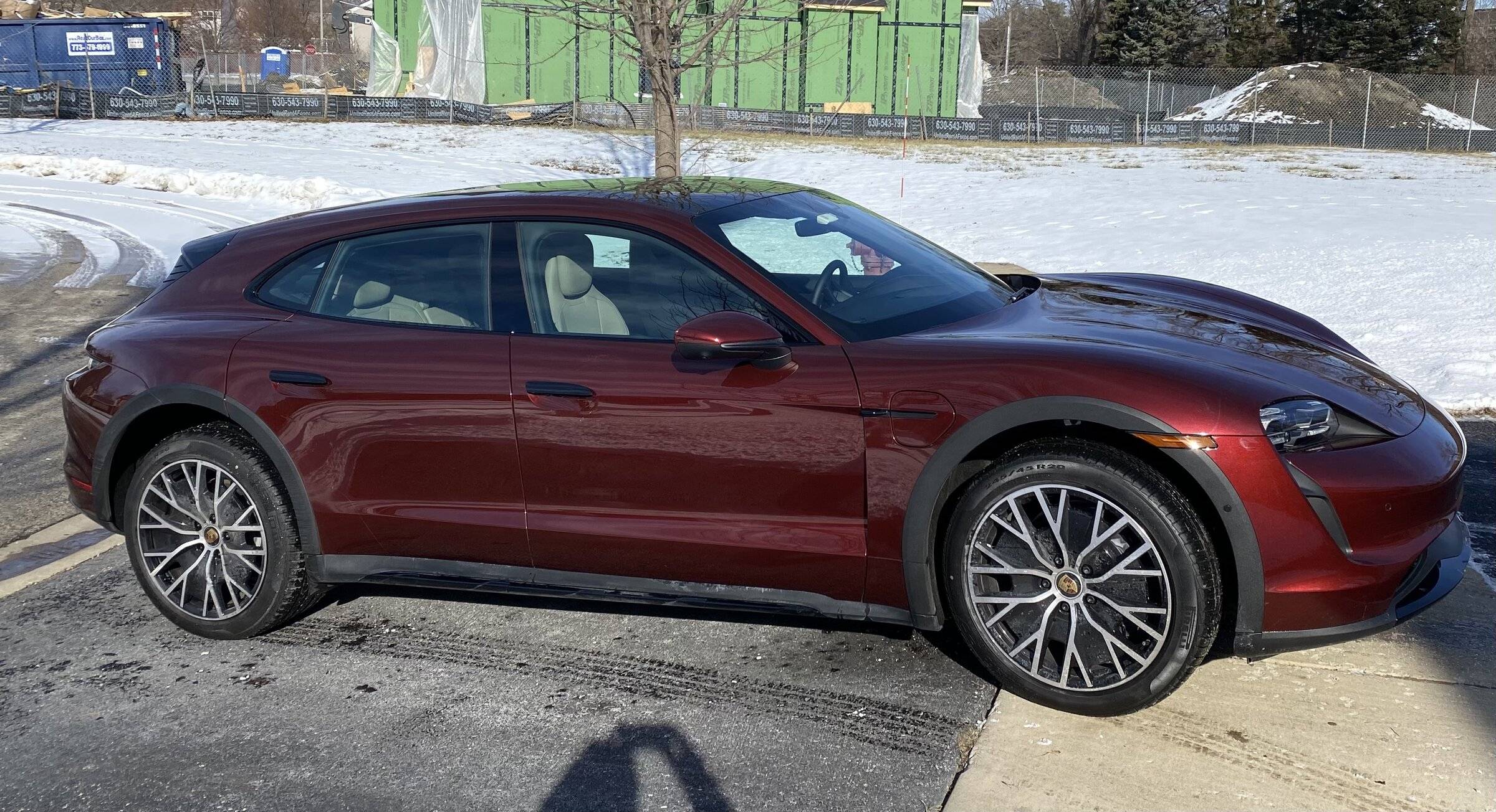 Porsche Taycan Carmine red with black door handles? 24C8BDE7-F290-424C-8BB9-53124C6F1468