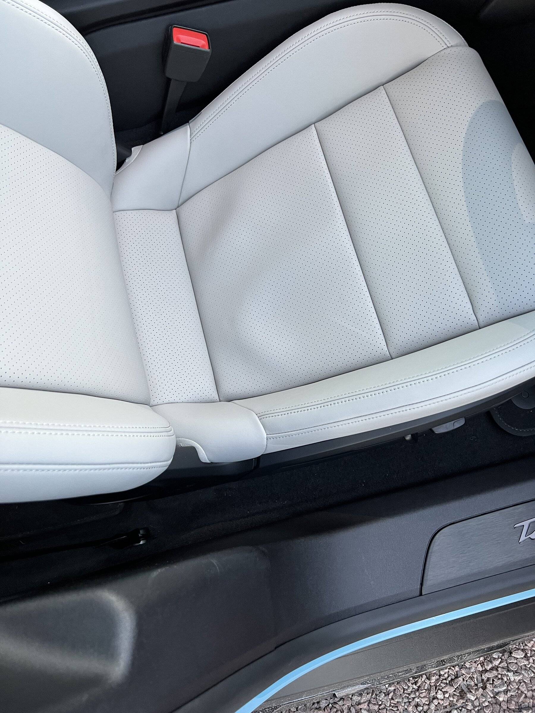 Porsche Taycan Baggy leather - is this normal? IMG_0142