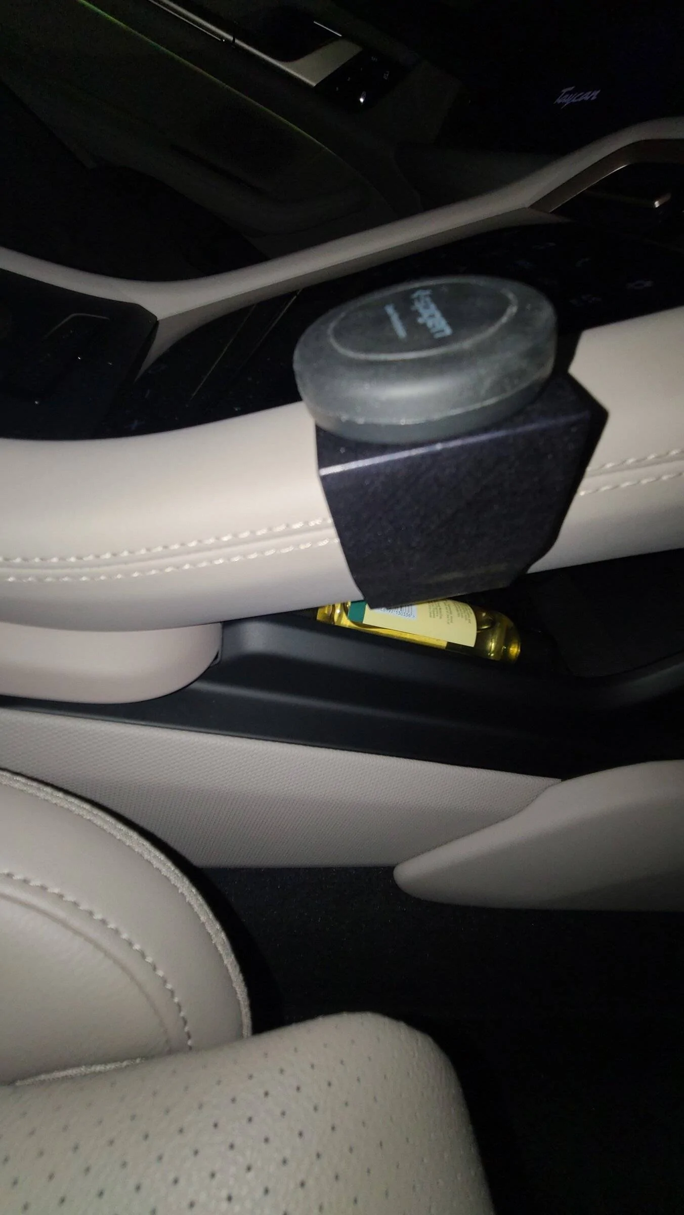Porsche Taycan Phone holders for the Taycan - what are you using? 20220121_214122