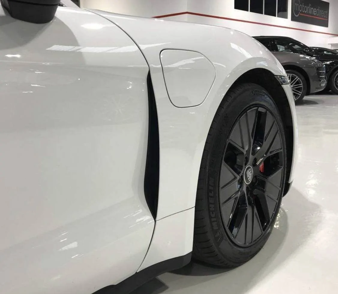 Porsche Taycan Taycan Aero Wheels Painted Black 7B7B3E35-1B5E-4159-8829-005984E4D6A8