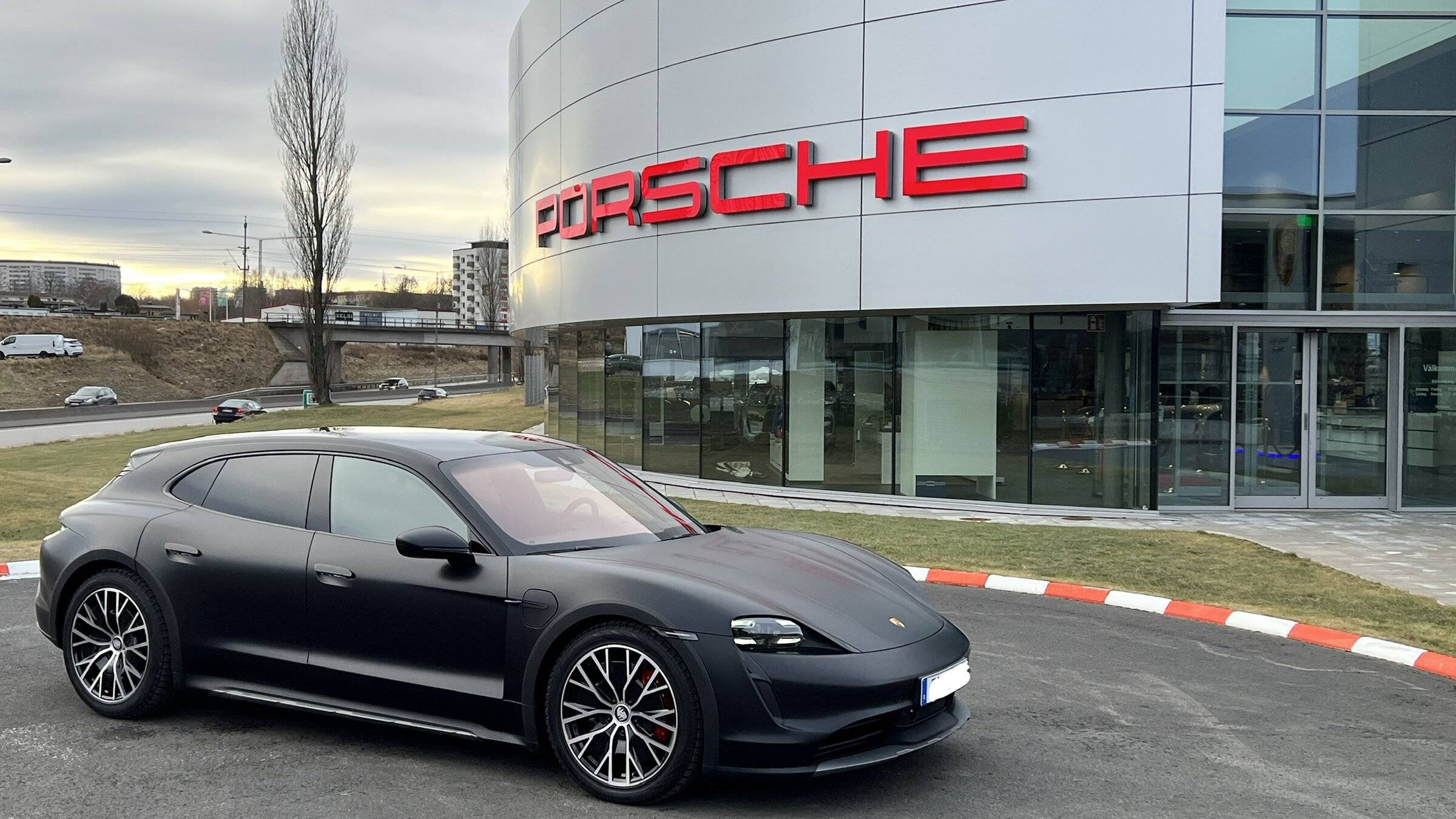 Porsche Taycan BLACK / JET BLACK Taycan Club 88B02D3D-7043-41CA-81A8-79FAC306E9A4