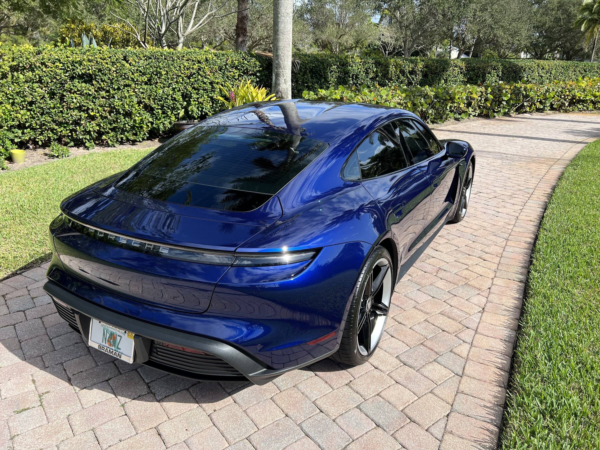 Porsche Taycan GENTIAN BLUE Taycan Club E41A799E-BFD7-494B-8592-D2129023AC3E