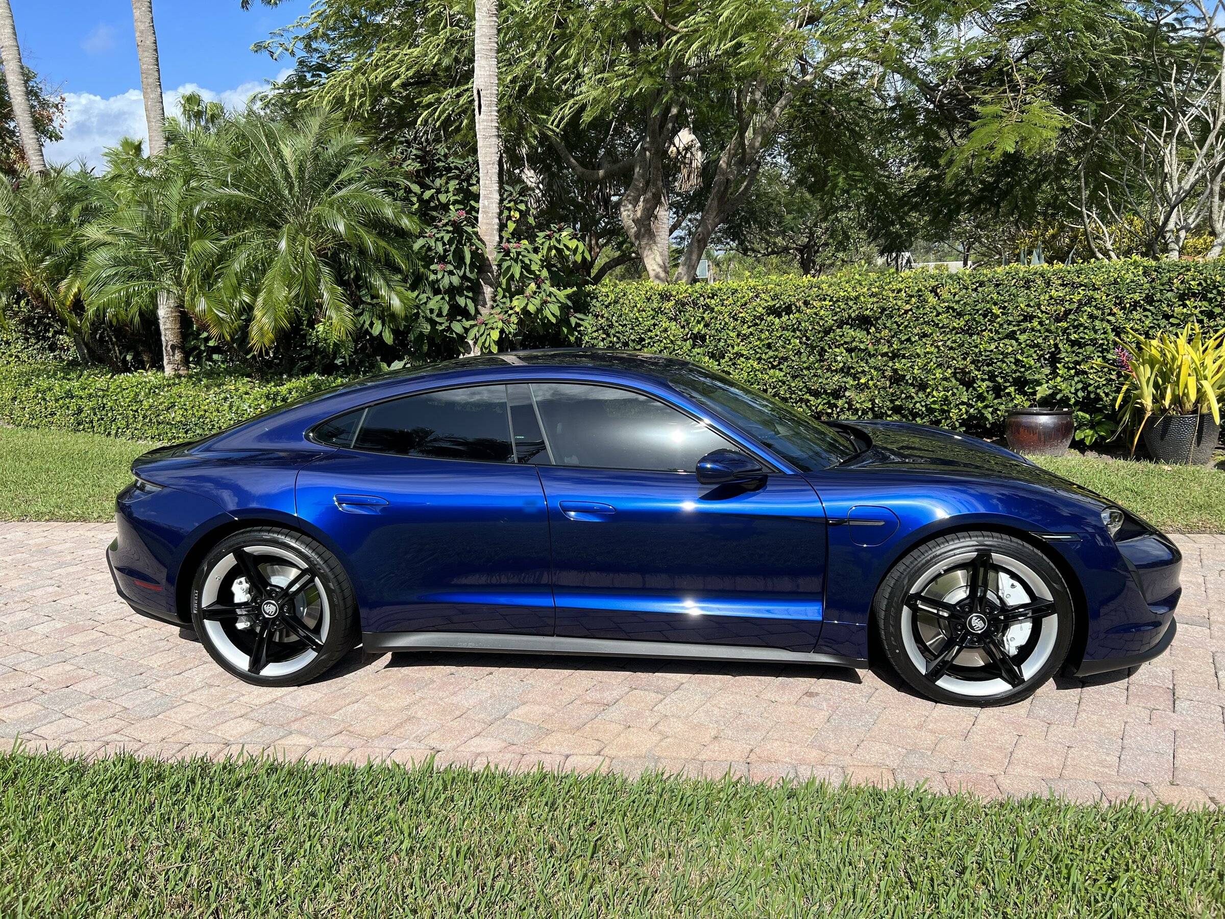 Porsche Taycan GENTIAN BLUE Taycan Club 15348FA4-D6EB-459C-AA92-236A49471A8C