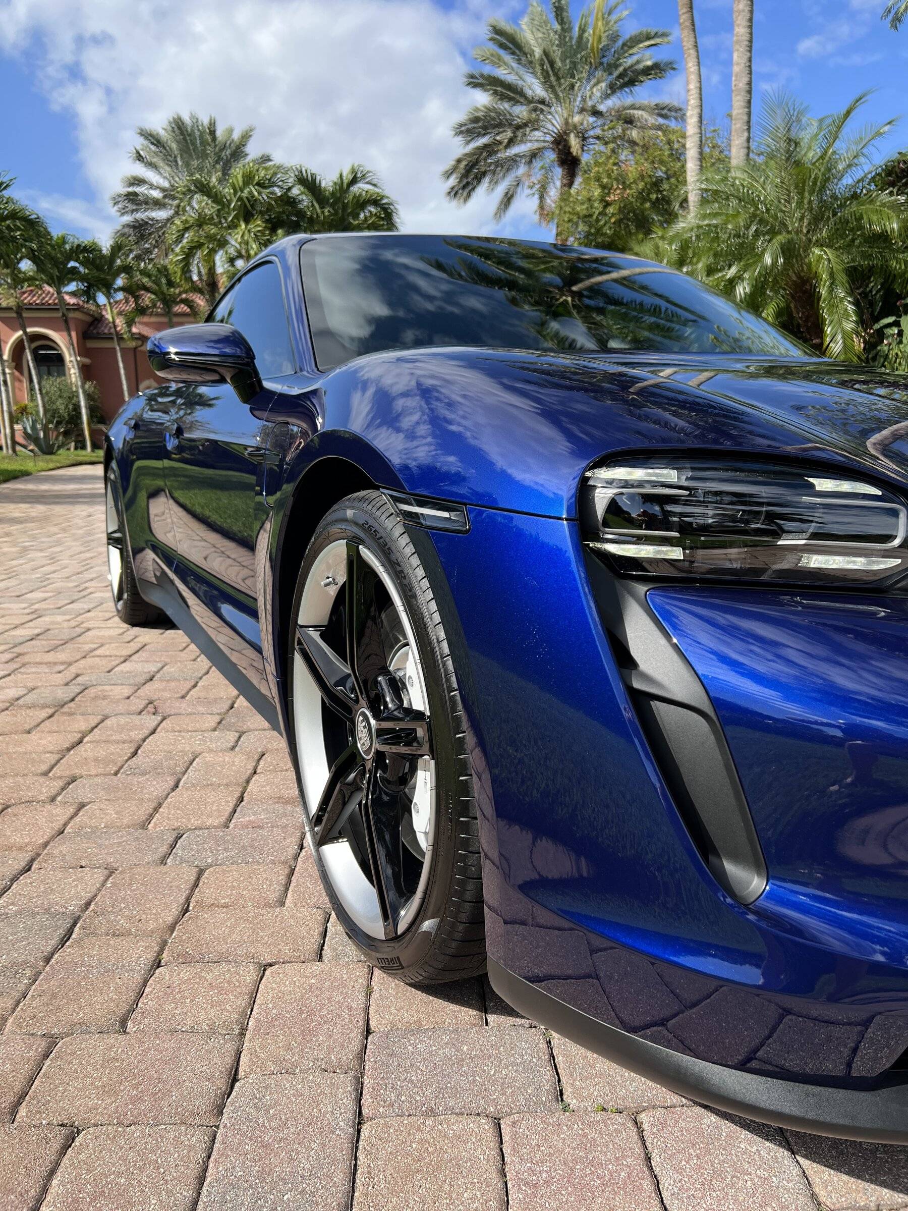 Porsche Taycan GENTIAN BLUE Taycan Club BD31DFC4-DC76-431F-9A71-C7409EBA423A