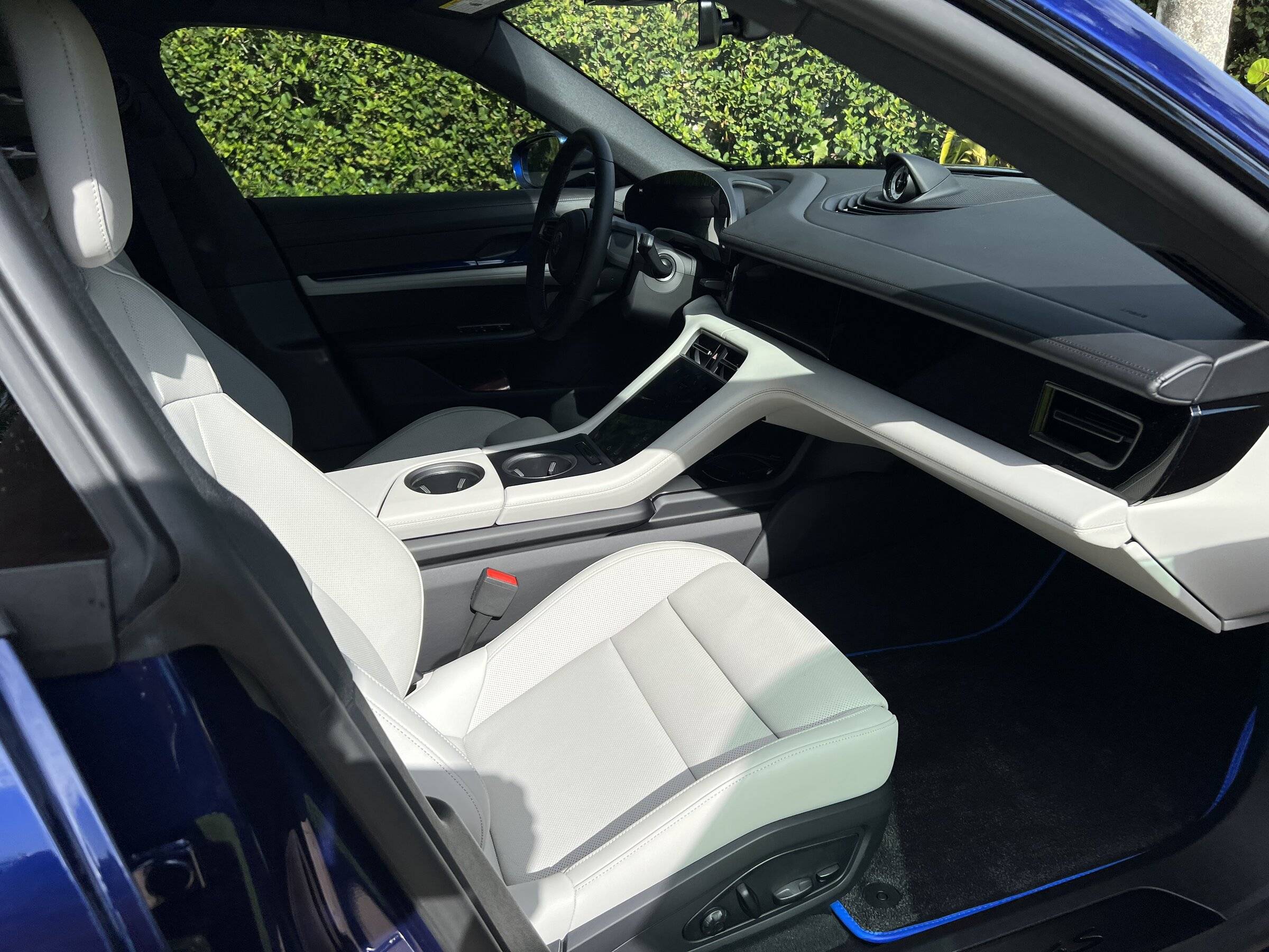 Porsche Taycan GENTIAN BLUE Taycan Club F64BDE8A-4A82-4CD3-AAAA-CF4C80206C7D