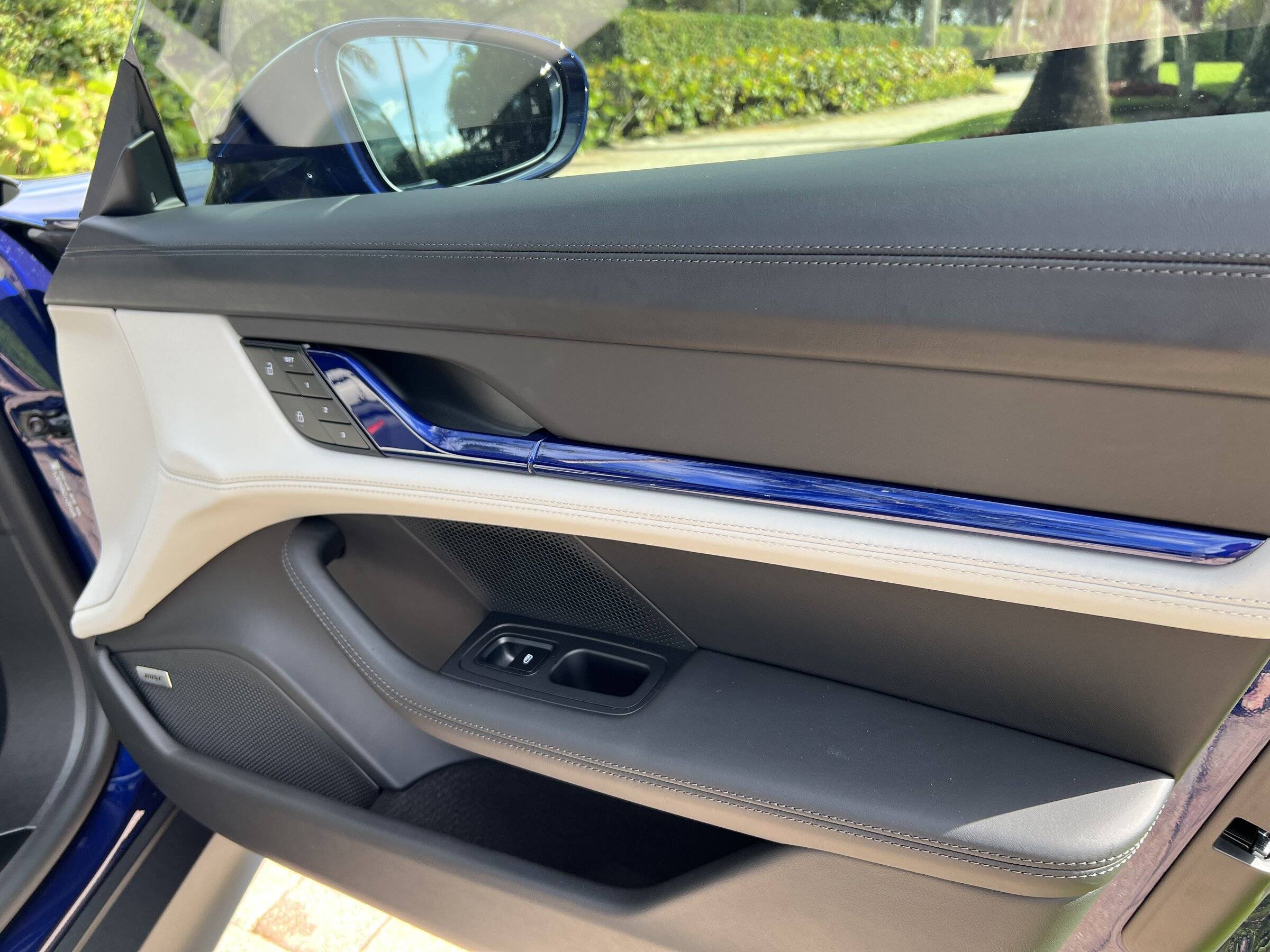 Porsche Taycan GENTIAN BLUE Taycan Club 6C2ADA3E-C218-41EB-A1BD-0A6E45900335