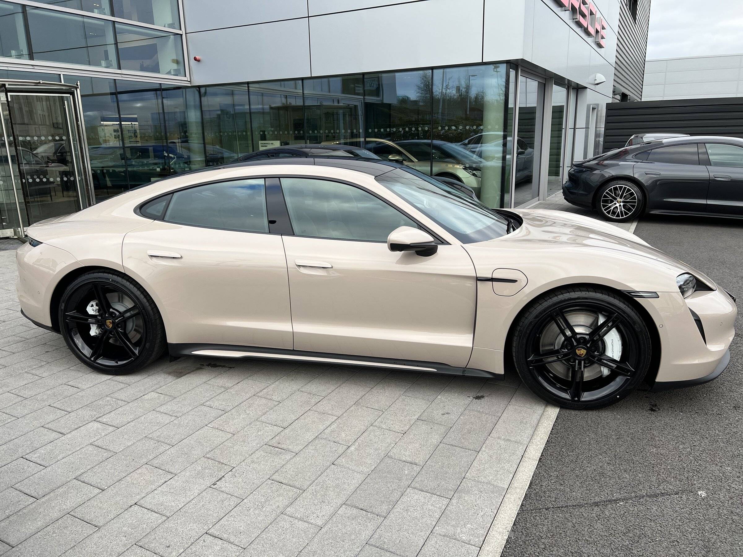Porsche Taycan COFFEE BEIGE Taycan Club 85D3DC47-1F45-4FF4-86B6-90C57EA1F63D