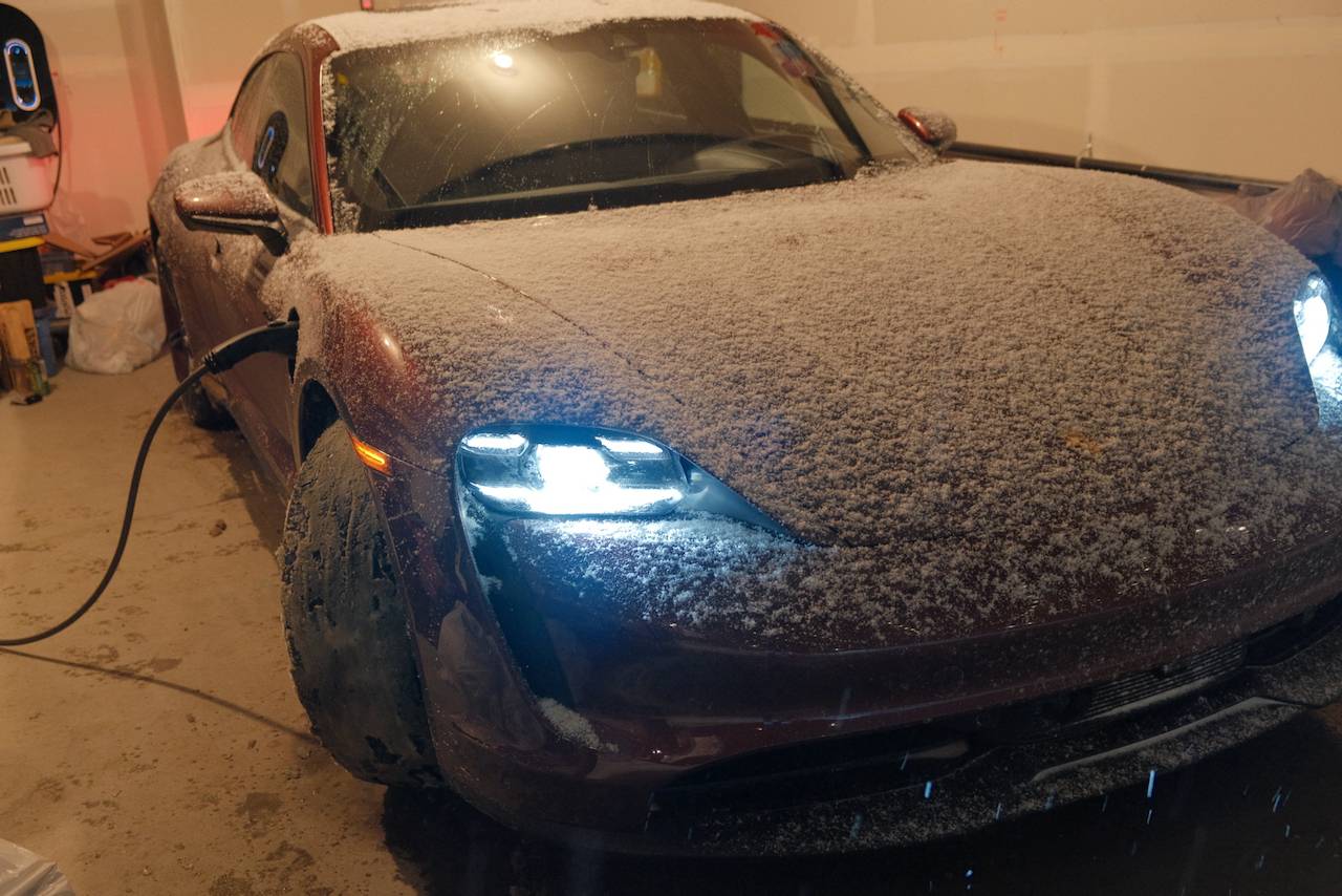 Porsche Taycan Taycan 4S vs Arctic Blast 2022: Stuttgart Strikes Back! FUJI3877