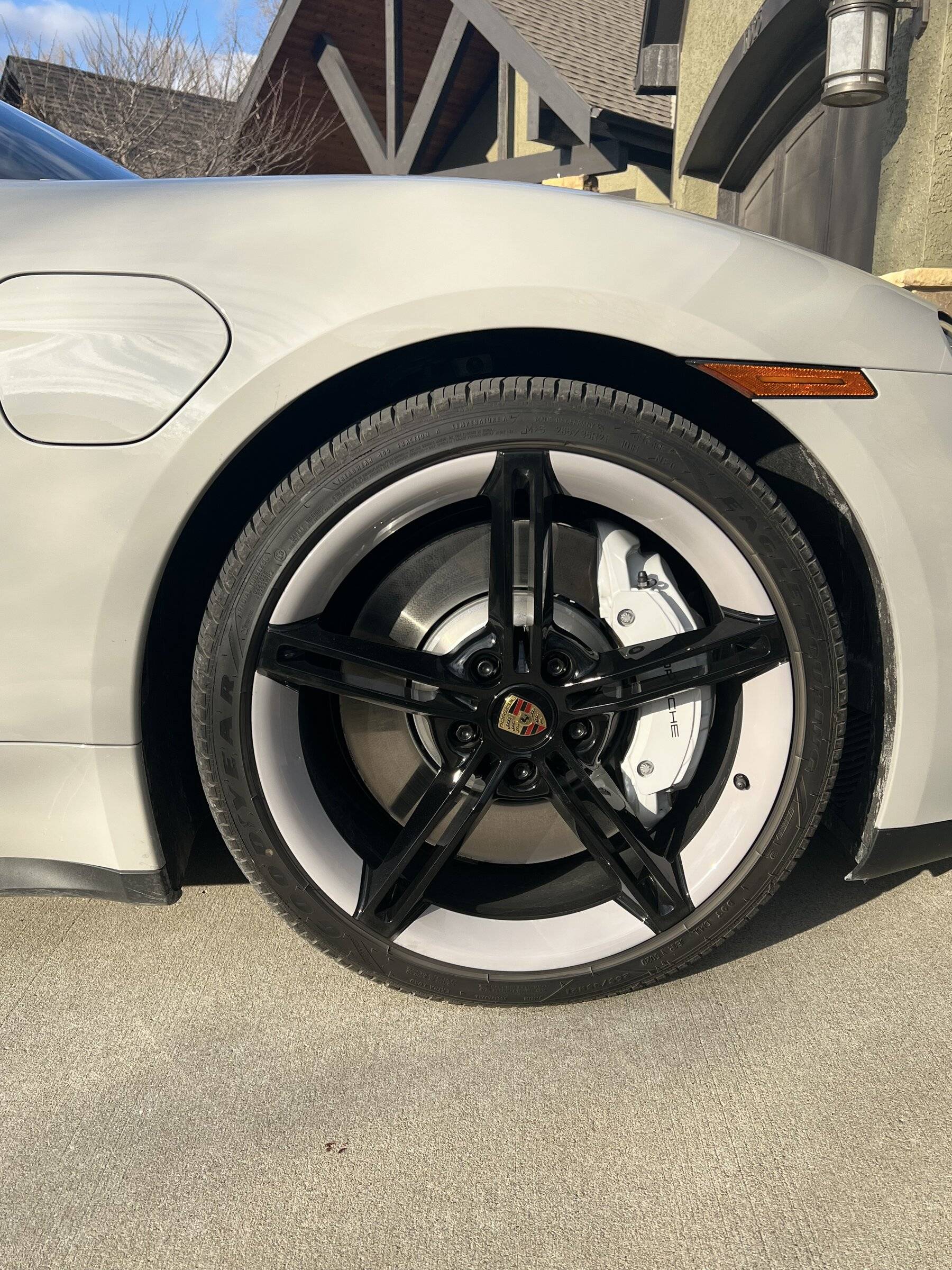 Porsche Taycan CHALK Taycan Club C27429DE-9D0B-43CD-B9FA-09DA94894F9F
