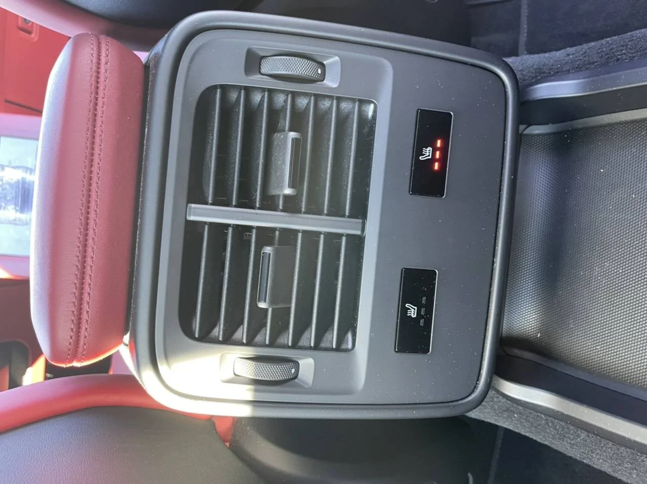 Porsche Taycan Rear climate controls and heated seats without screen? AE737223-397D-4037-81B2-8FC597E200E7