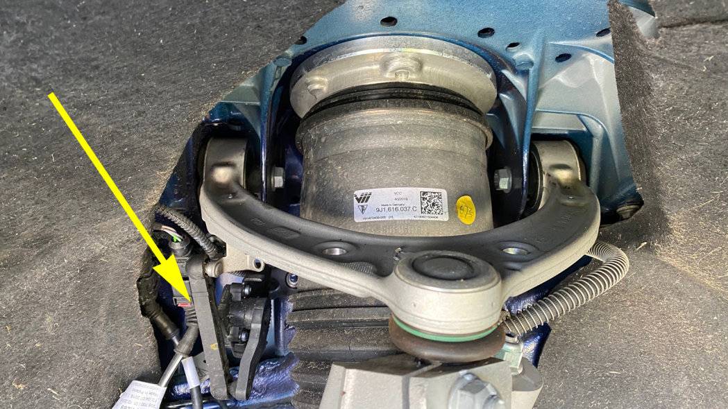 Porsche Taycan Deep Dive: 2020 Taycan Turbo Suspension, Brakes, Wheels 6-fr-UCA