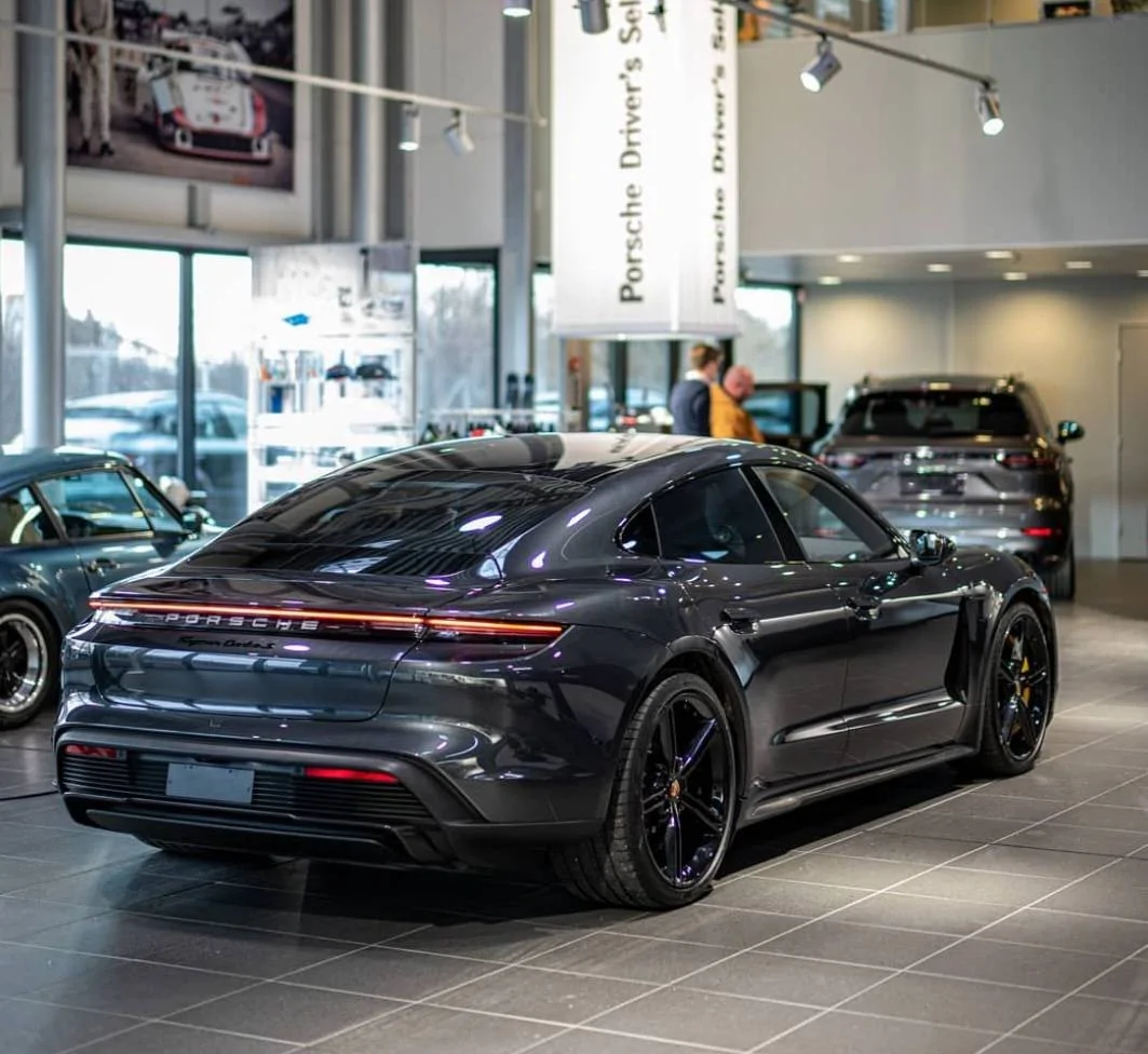 Porsche Taycan VOLCANO GREY Taycan Club 25E71280-9E84-430E-8AED-9DD245C8F53C