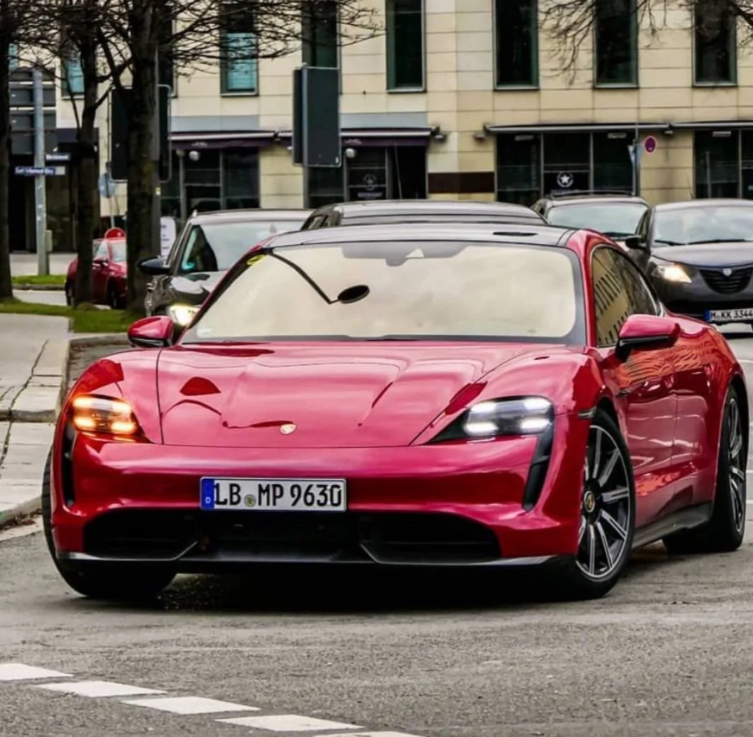 Porsche Taycan CARMINE RED Taycan Club 0EC44D86-5EE2-4CD0-A285-7D011BBBBF06