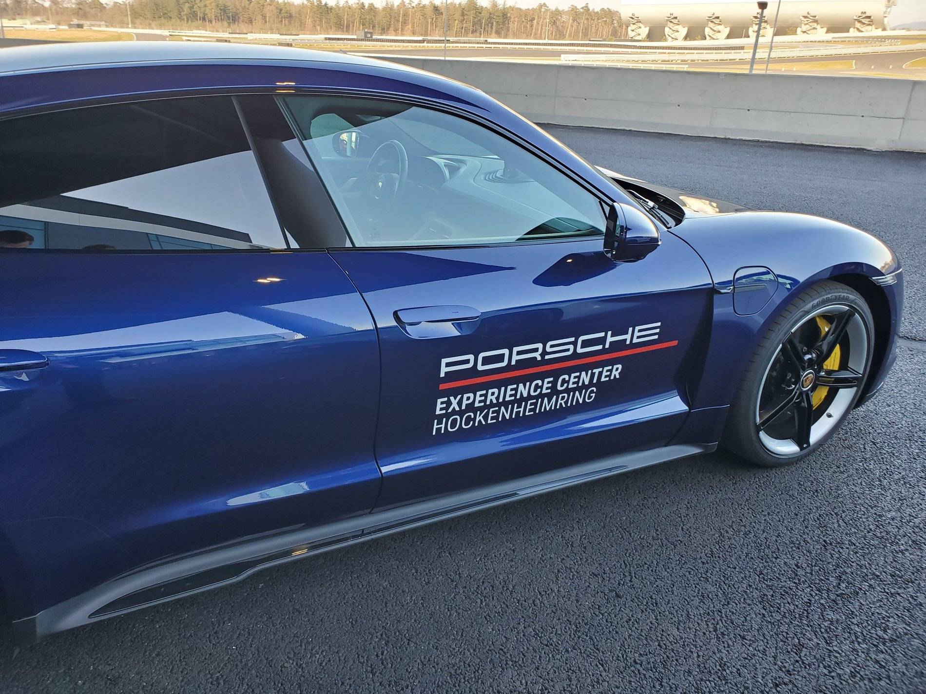 Porsche Taycan GENTIAN BLUE Taycan Club 20200207_153236