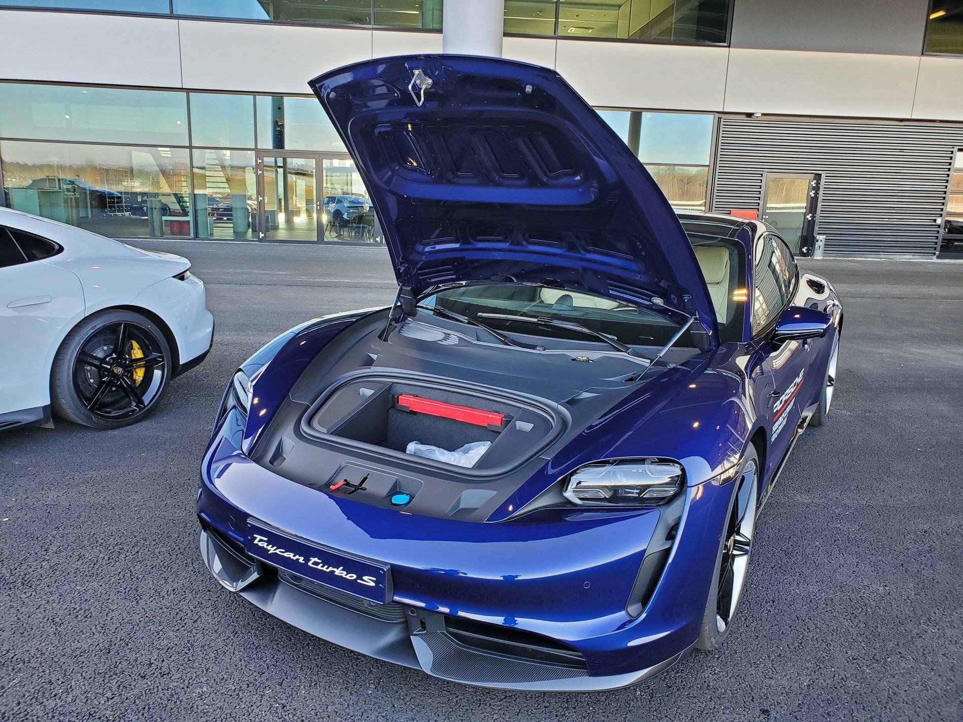 Porsche Taycan GENTIAN BLUE Taycan Club 20200207_153746