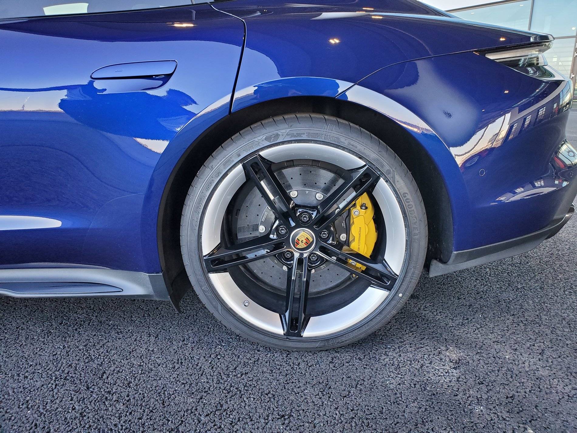 Porsche Taycan GENTIAN BLUE Taycan Club 20200207_153406