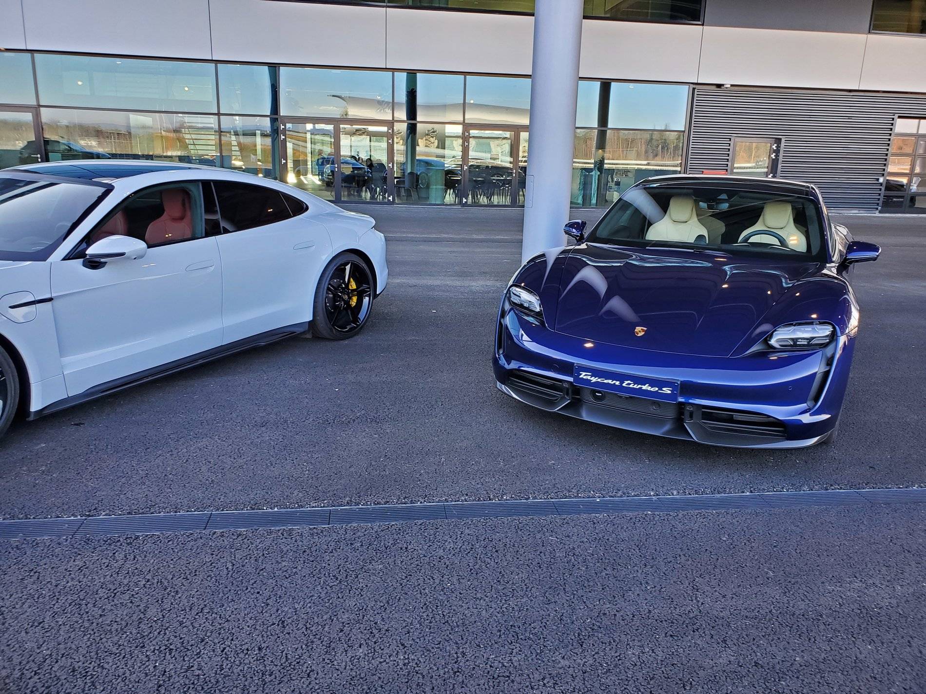 Porsche Taycan GENTIAN BLUE Taycan Club 20200207_153307