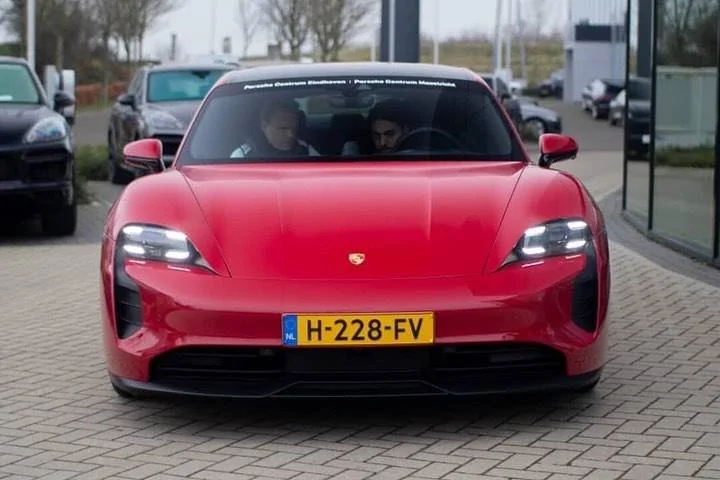 Porsche Taycan CARMINE RED Taycan Club Taycan Carmin