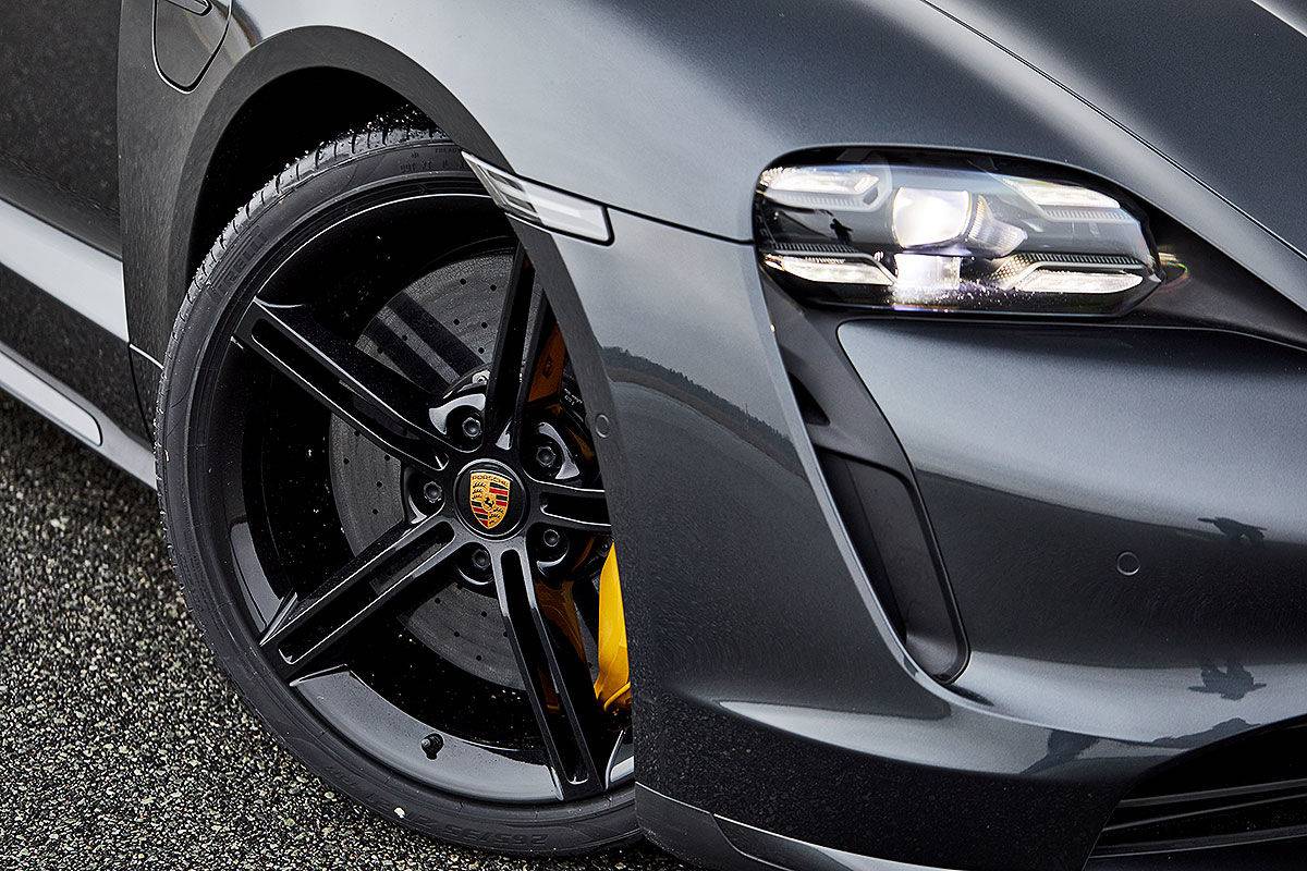 Porsche Taycan VOLCANO GREY Taycan Club 5EF6D7F6-5EA5-4D20-9856-BA06172B80A7