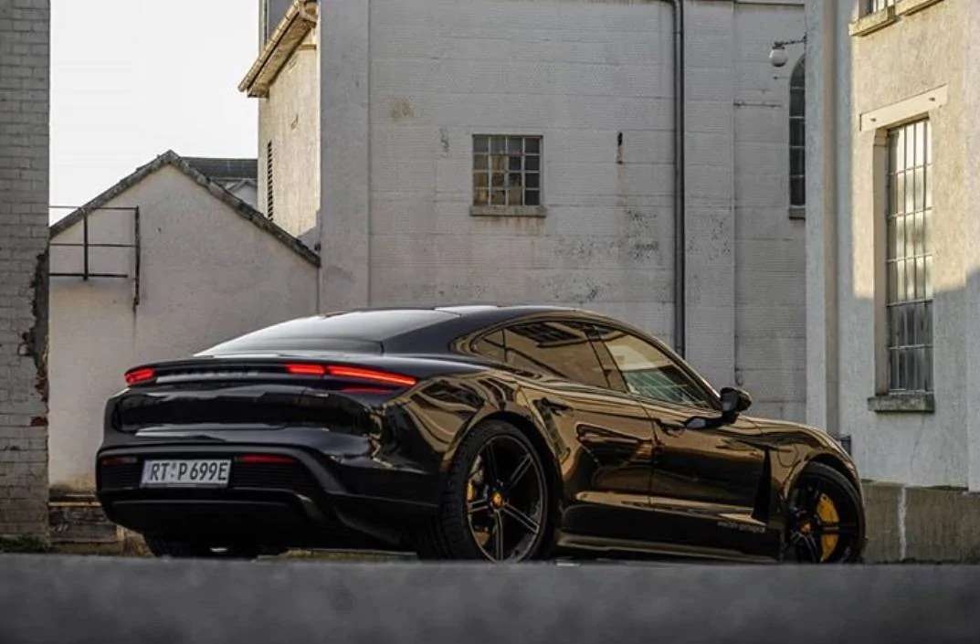 Porsche Taycan BLACK / JET BLACK Taycan Club 95B36BB9-C66A-4EE9-88DF-59FCFA7A8CA1