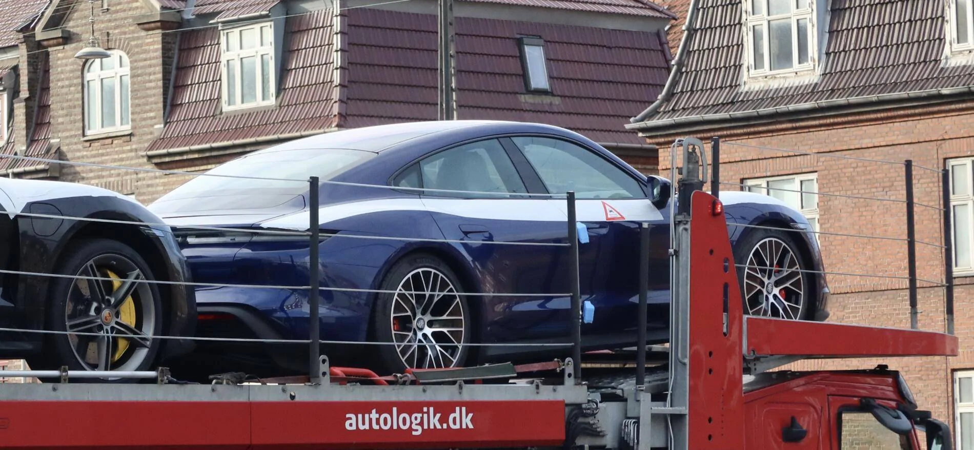 Porsche Taycan GENTIAN BLUE Taycan Club FF05D281-671E-4385-9934-9D90AFBC0EB9