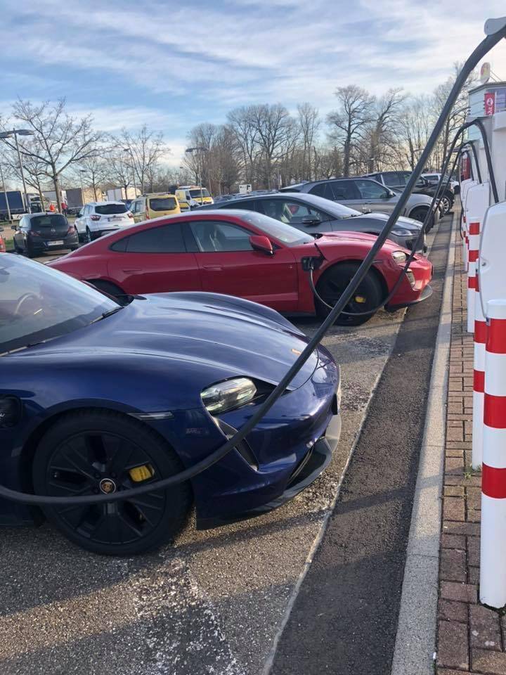 Porsche Taycan CARMINE RED Taycan Club 1583114901706