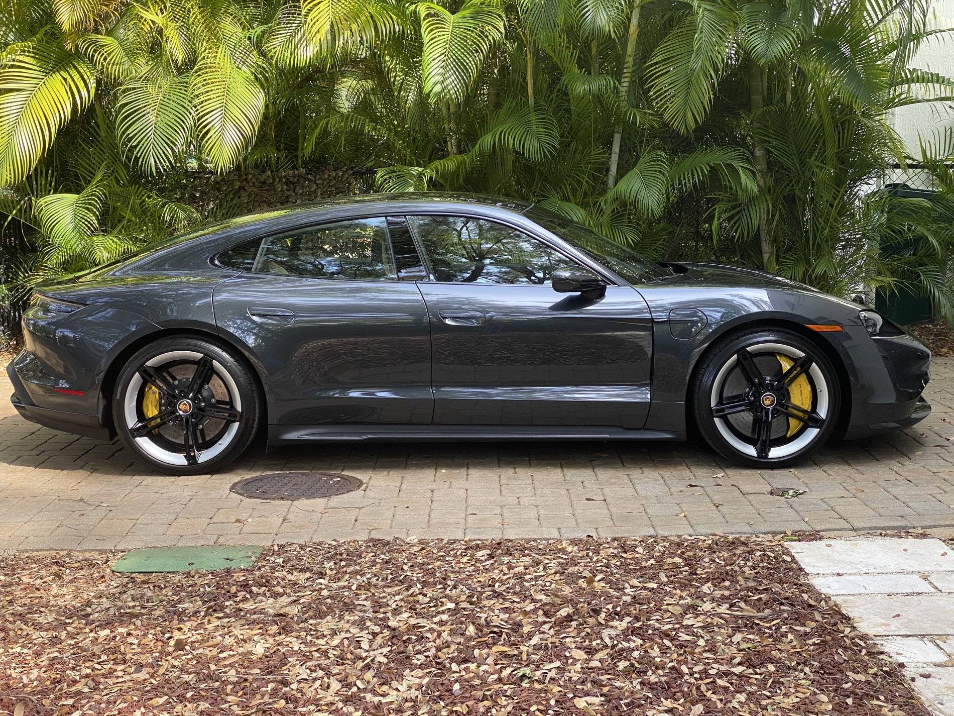 Porsche Taycan VOLCANO GREY Taycan Club 63BCC93D-2B42-4E4E-BE0E-DE7A8773B793