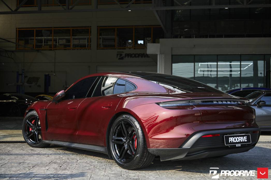 Porsche Taycan Advice needed for aftermarket wheels & tires Porsche-Taycan-4s-Hybrid-Forged-Series-HF-1-©-Vossen-Wheels-2021-255-1047x698