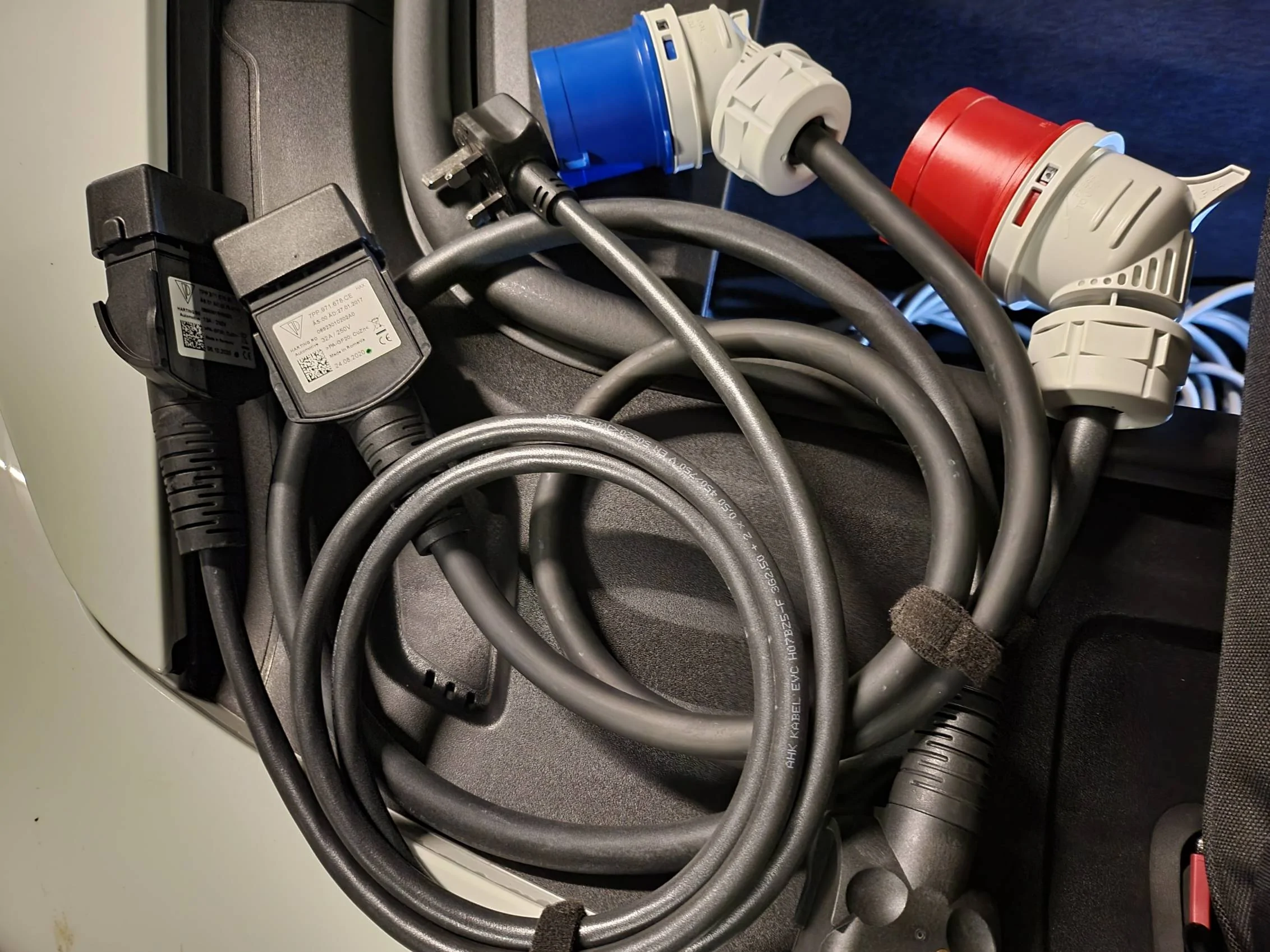 Porsche Taycan Wanted: PMC Plus - Red 32amp 400v supply cable 20211229_004148