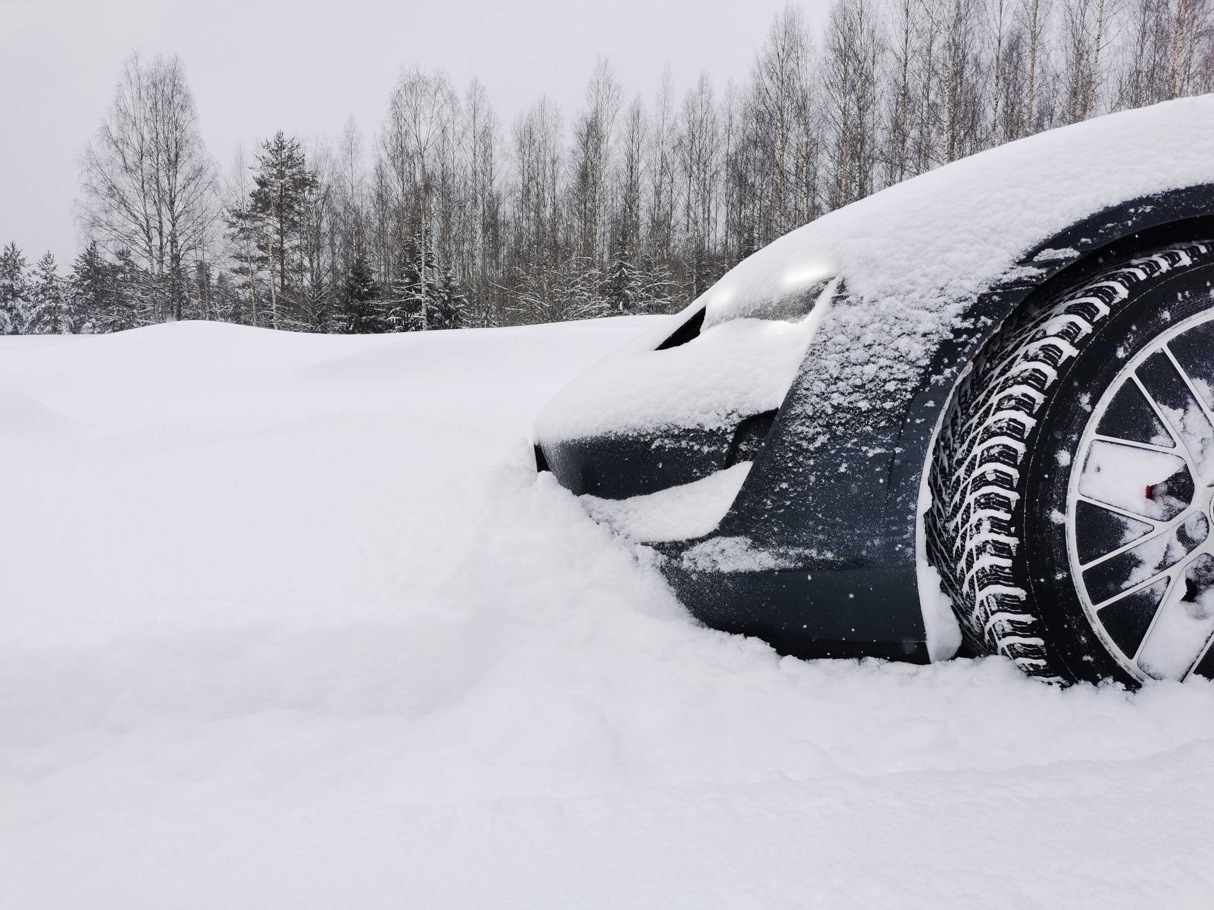 Porsche Taycan Taycan 4S CT playing in the snow IMG_20220130_105049