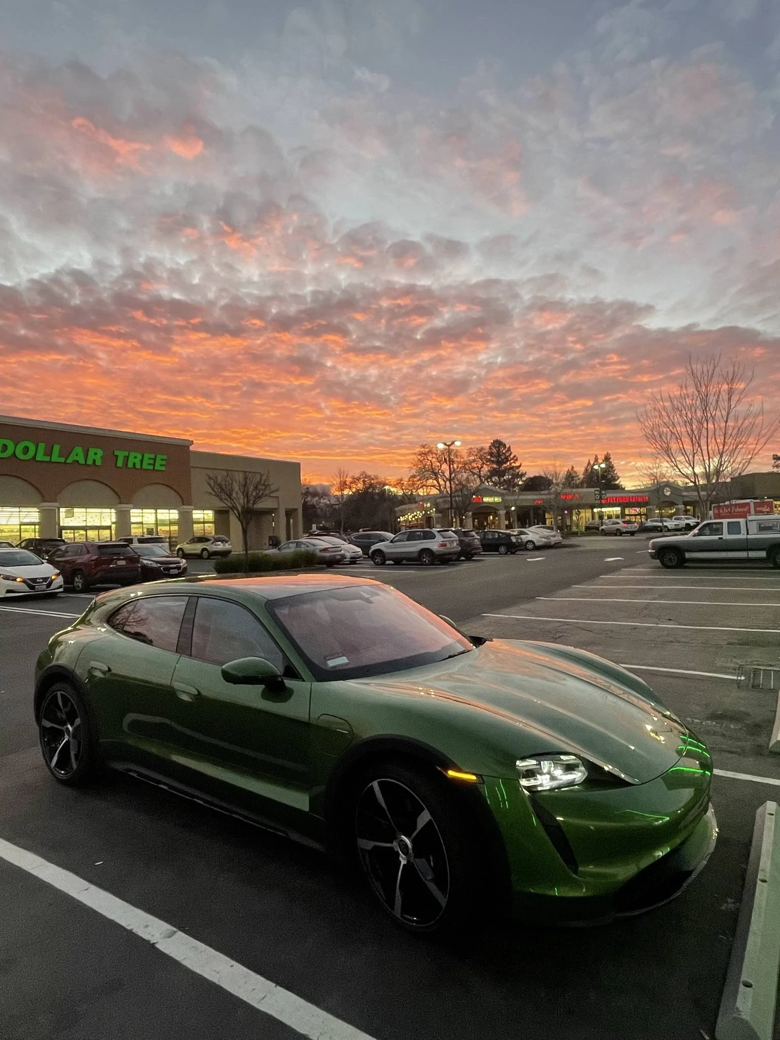 Porsche Taycan MAMBA GREEN Taycan Club 6B6521CF-B43D-4427-93DB-1584240BA242