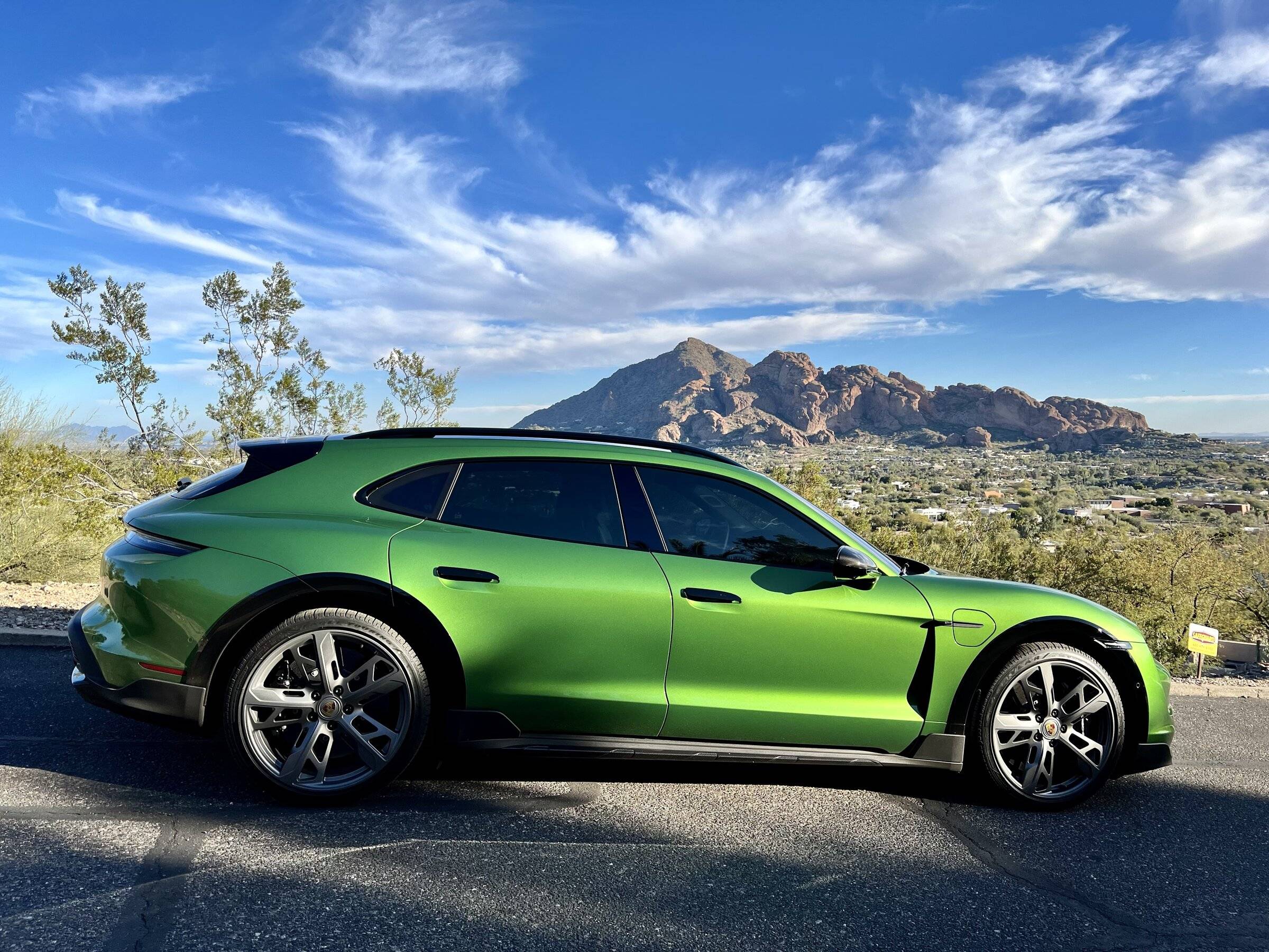 Porsche Taycan MAMBA GREEN Taycan Club C8A13EC9-680B-47EA-B8CB-F0FA7508541F