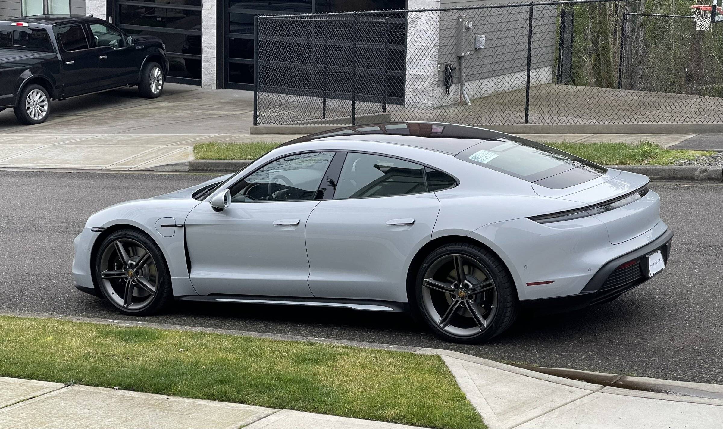 Porsche Taycan ICE GREY Taycan Club 14344661-E5FD-4EF7-9E76-DD1B21667206
