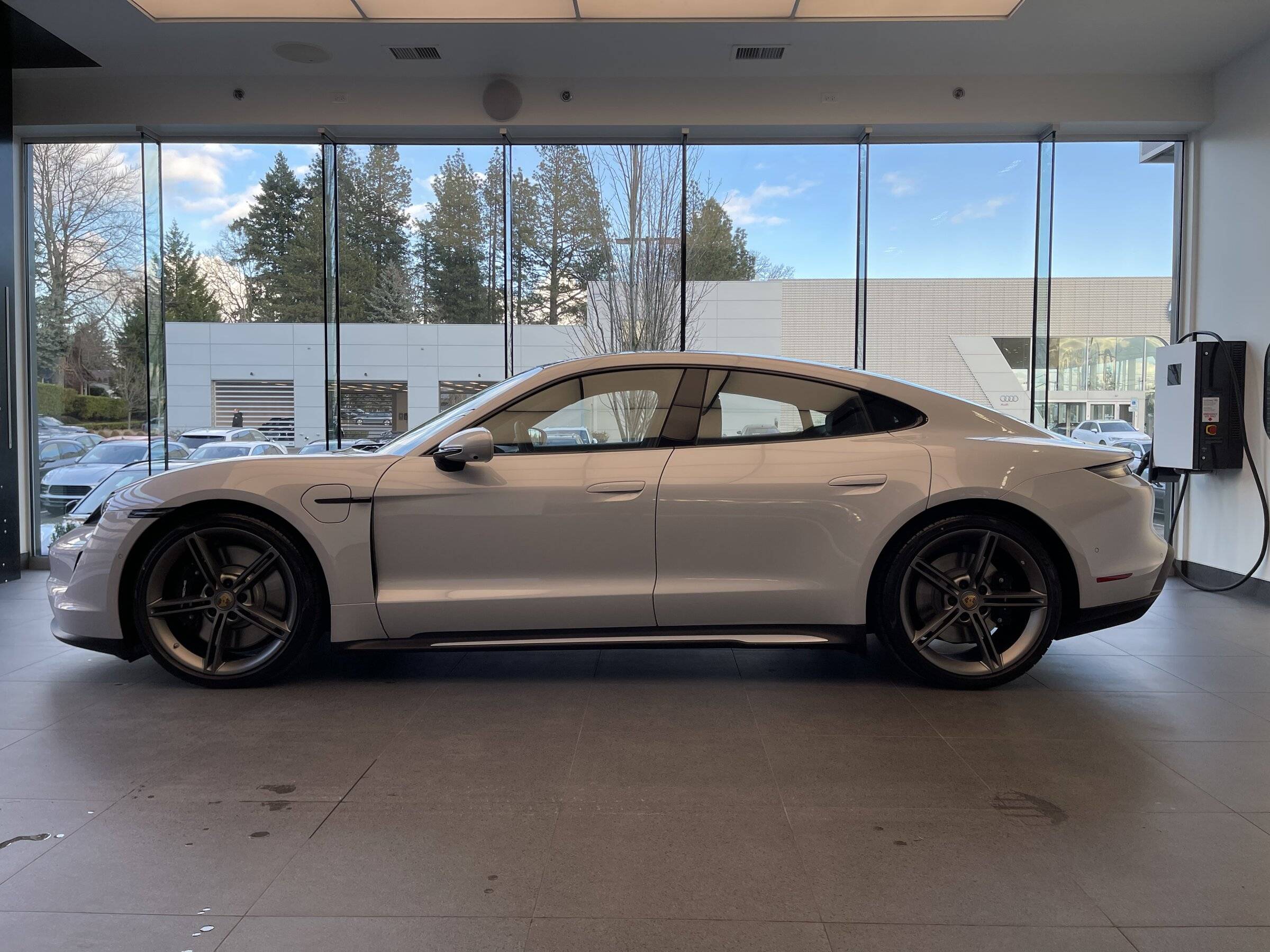 Porsche Taycan ICE GREY Taycan Club 1A185060-FE6A-4200-89E4-43386398AD0A